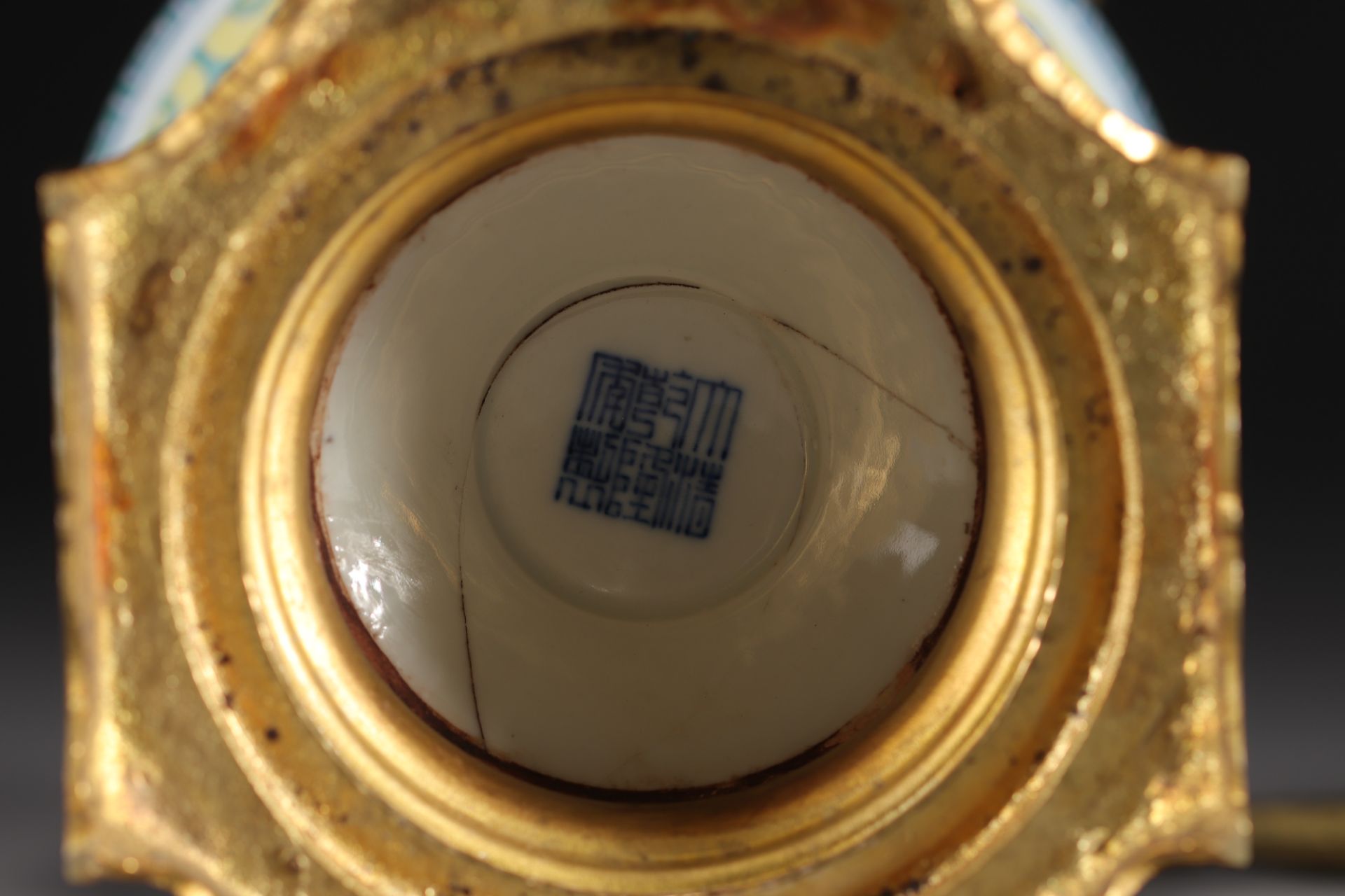 China - Ducai porcelain "Dou" covered vase, bronze mounting, Qianlong mark. - Bild 9 aus 9