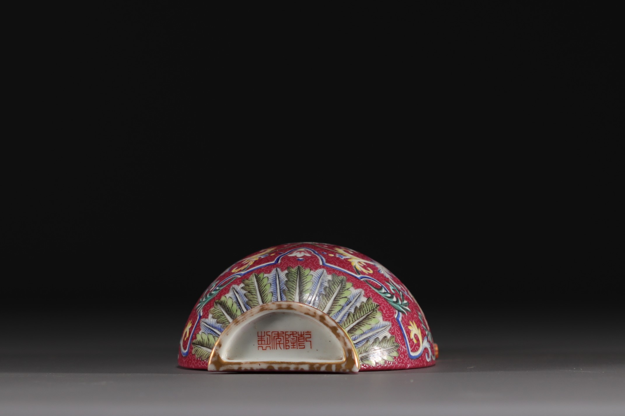 China - Famille rose porcelain wall vase on a ruby background, Qianlong mark. - Image 2 of 7