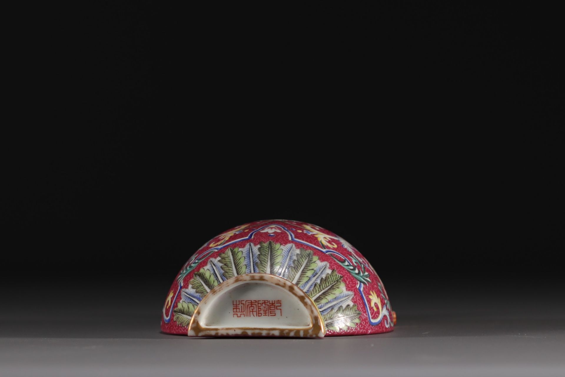 China - Famille rose porcelain wall vase on a ruby background, Qianlong mark. - Bild 2 aus 7