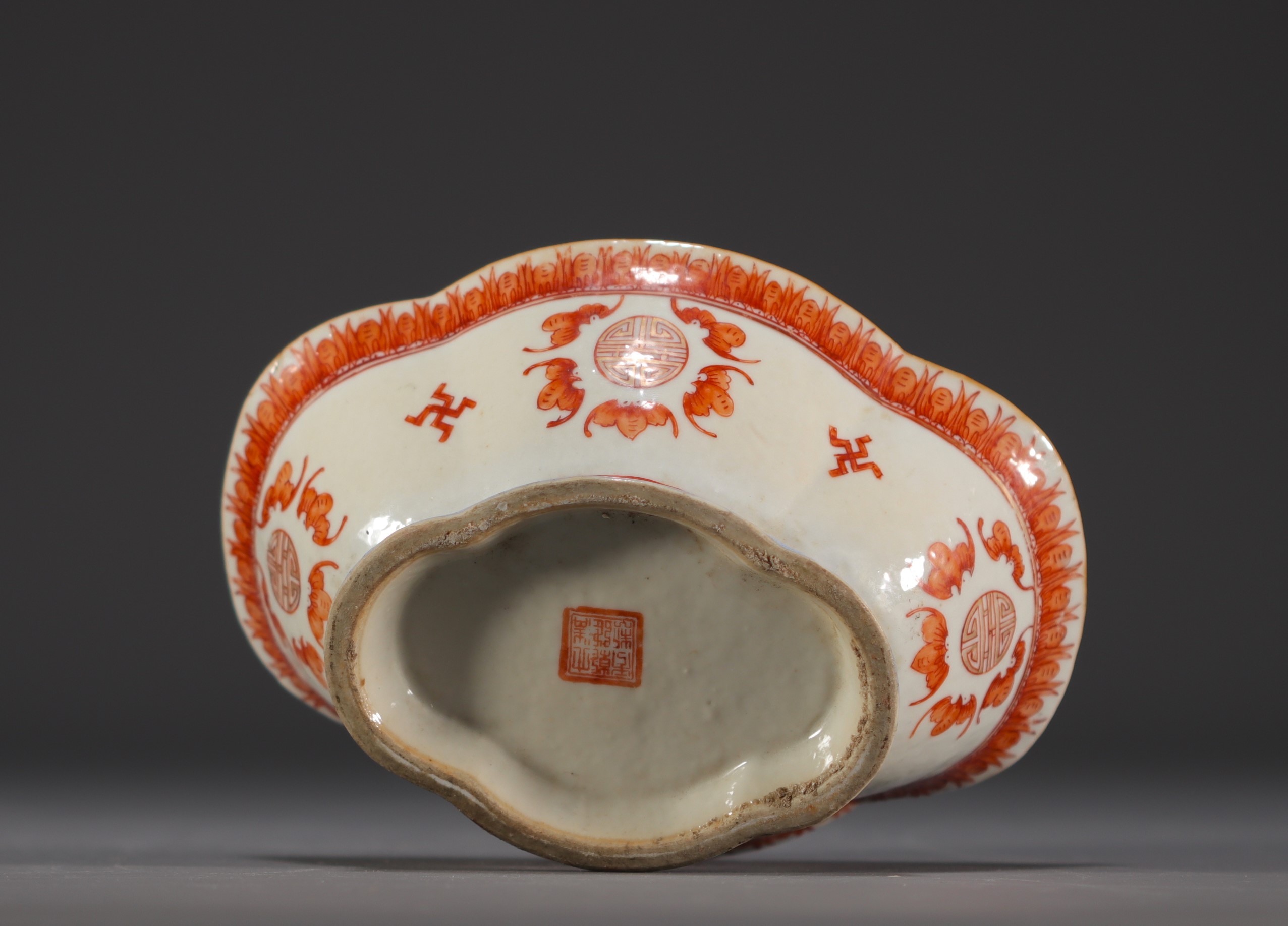 China - Polylobed porcelain bowl on a foot with bat decoration. - Image 4 of 4