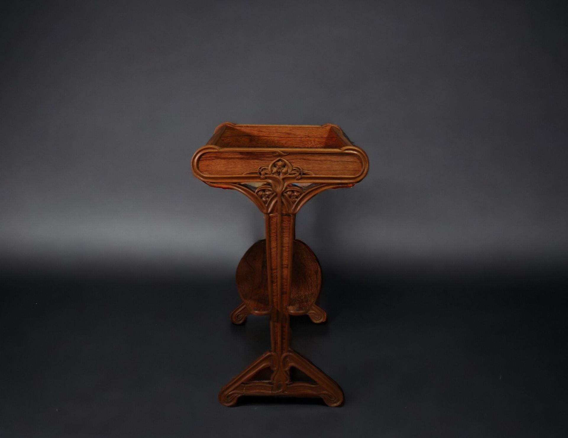Louis MAJORELLE (1859-1926) attr. a - An Art Nouveau burr walnut veneered table. - Bild 3 aus 3