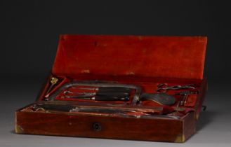 Surgeon's case in mahogan containing the surgeon's identification plate, late 19th century.