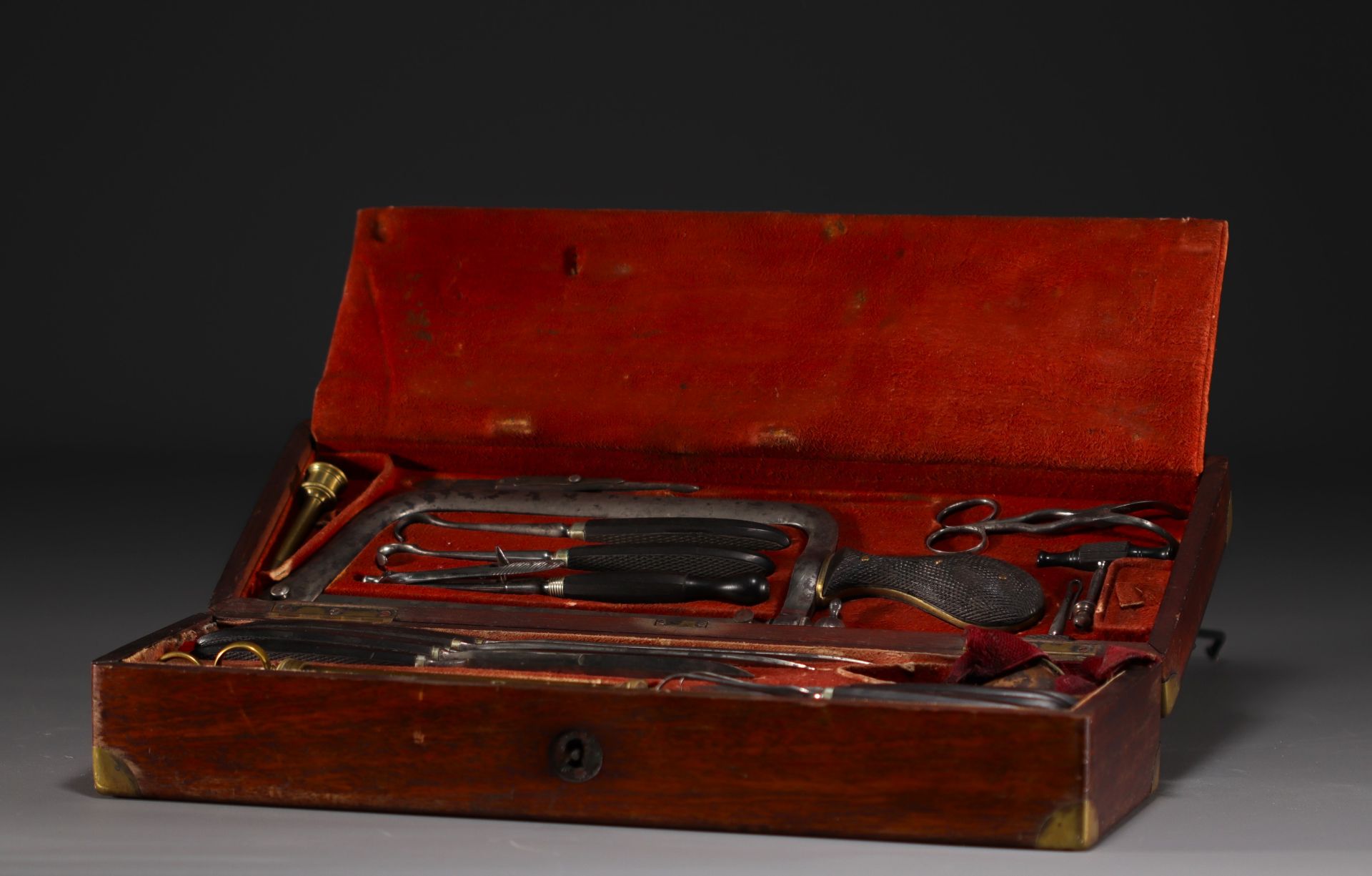 Surgeon's case in mahogan containing the surgeon's identification plate, late 19th century.