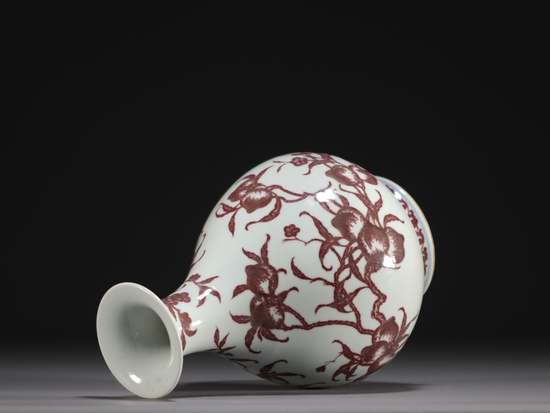 China - Porcelain vase decorated with iron-red peaches, Qing period. - Bild 5 aus 5