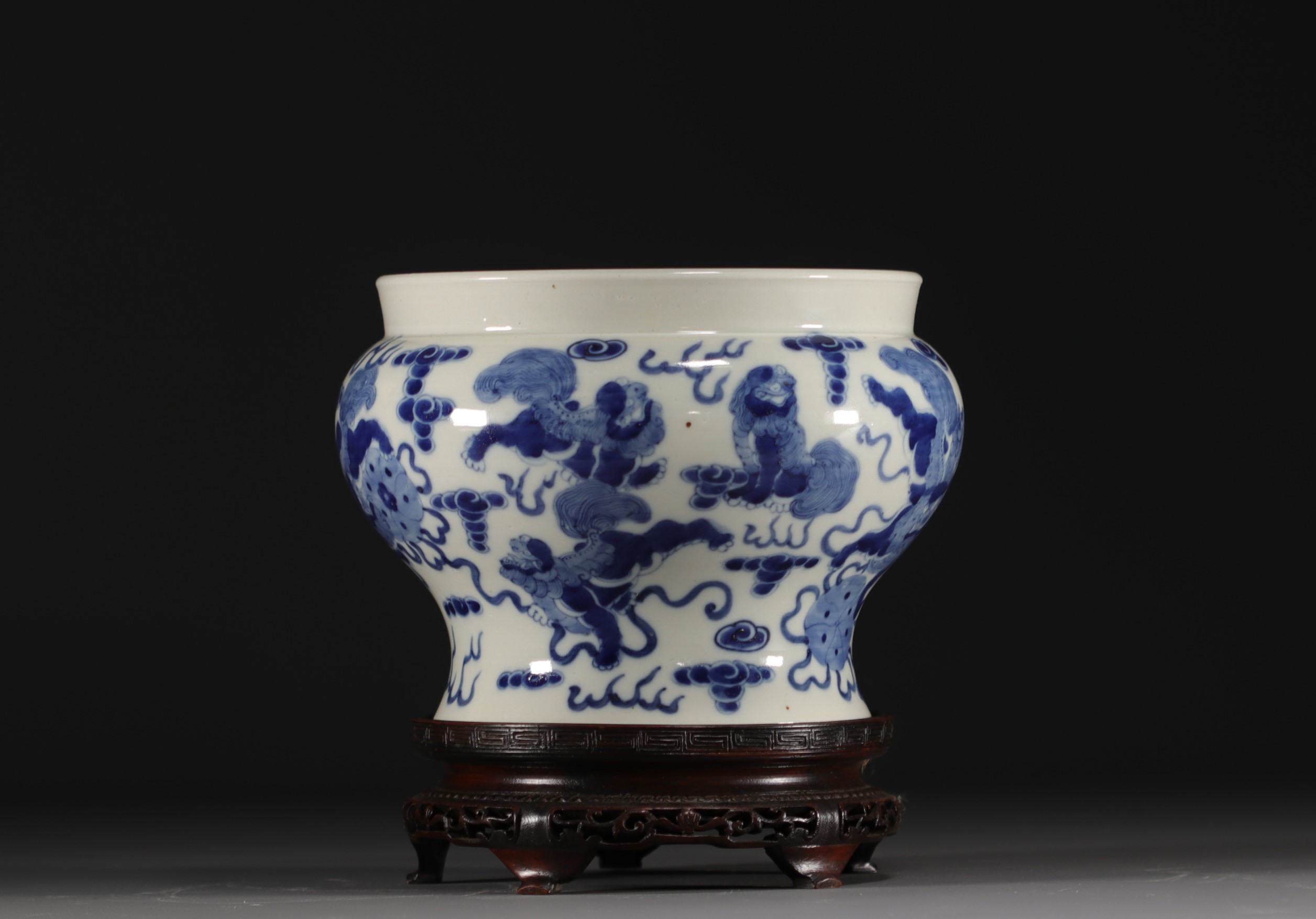 China - A blue-white porcelain vase decorated with lions, Kangxi mark. - Image 2 of 7