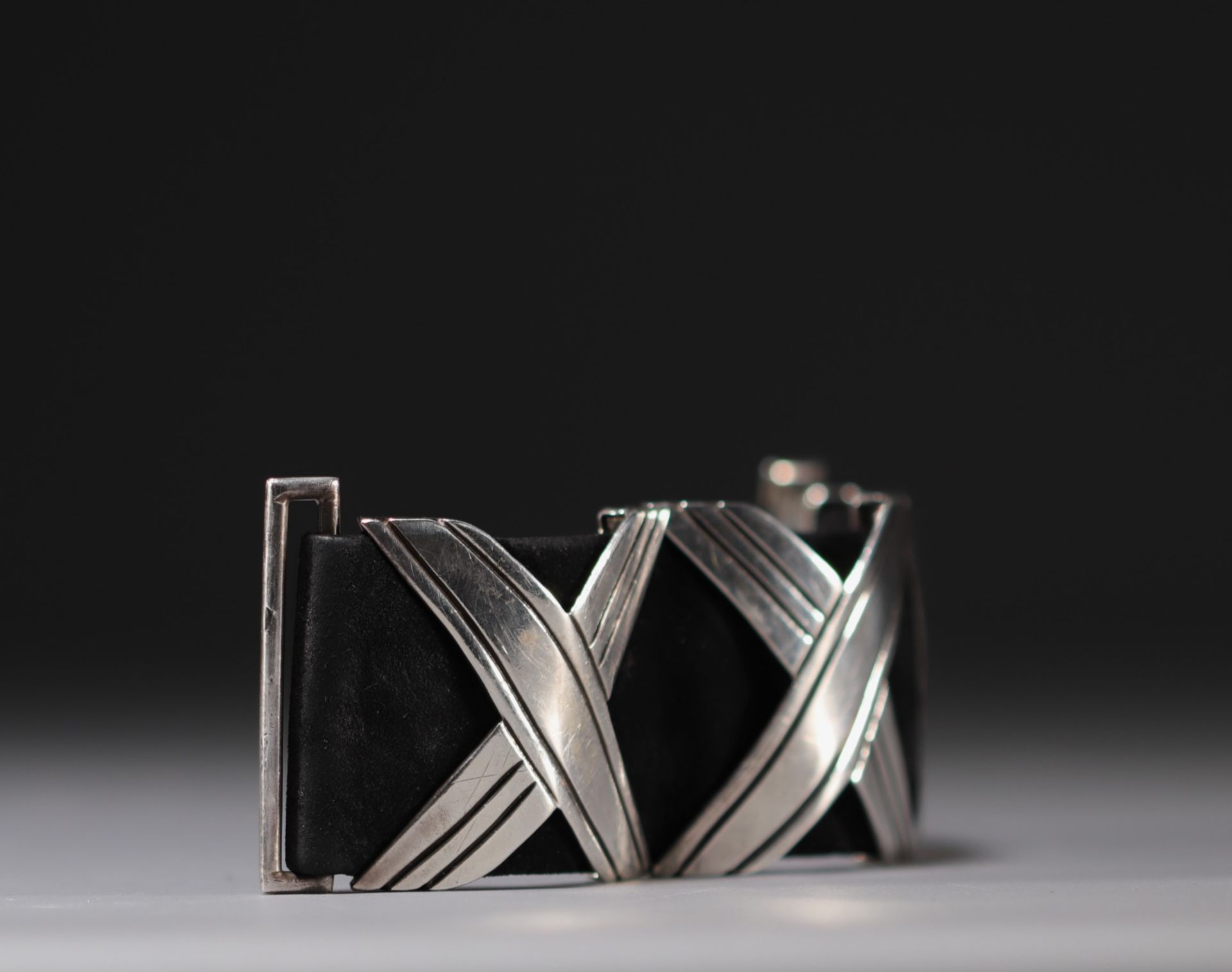 Hector AGUILAR (attributed to) - Modernist silver and leather bracelet. - Image 2 of 4