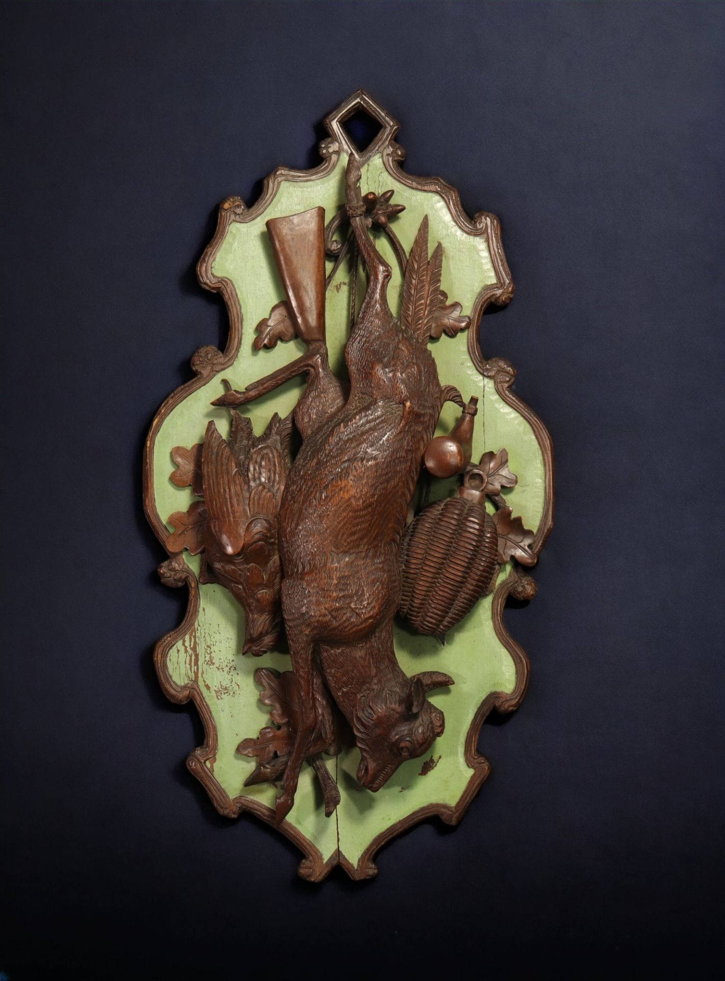 Sconce medallion, hunting trophy in carved Black Forest woodwork, 19th century.