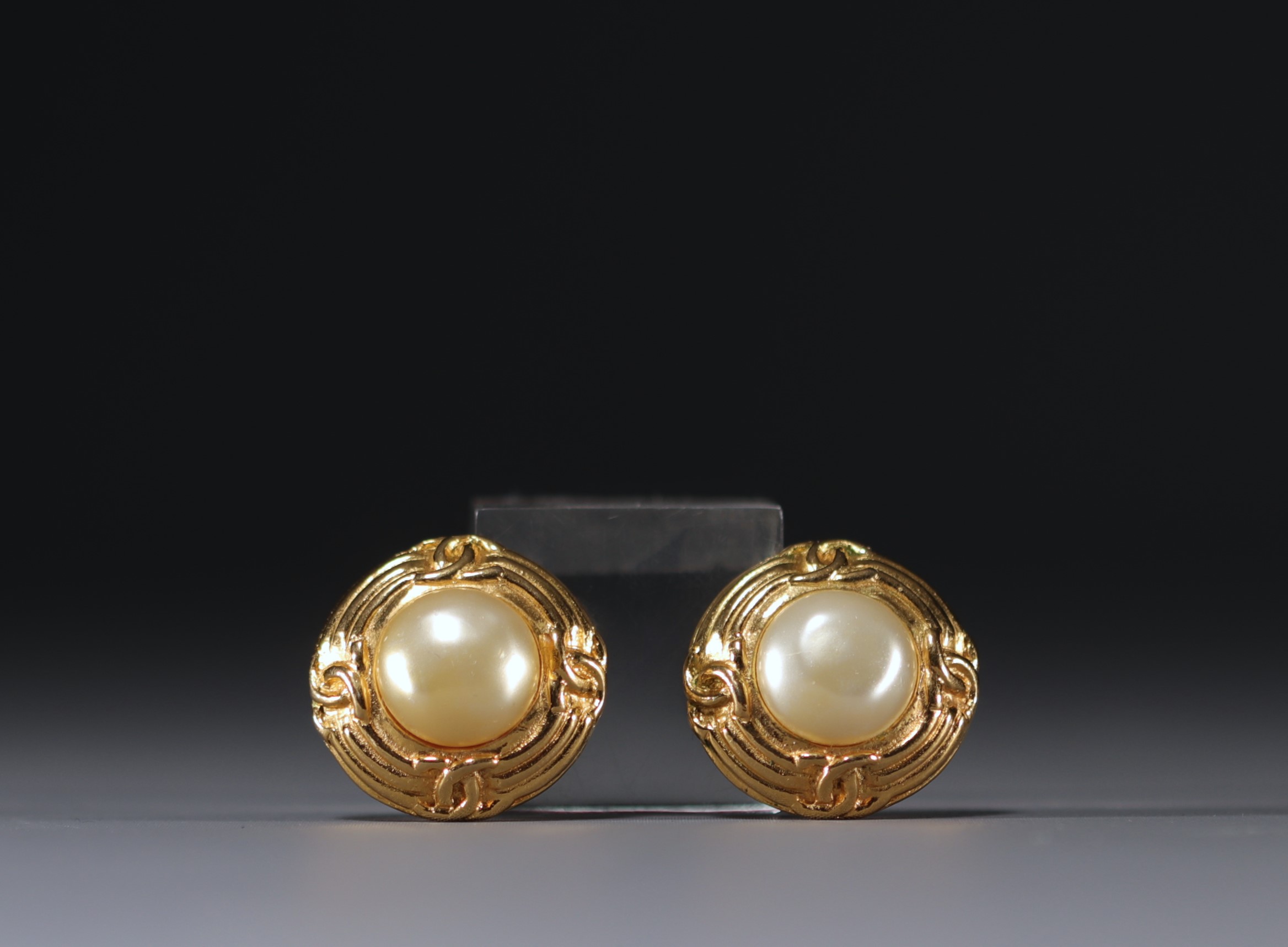 CHANEL - Pair of gold-coloured earrings, mother-of-pearl cabochon. - Image 2 of 3