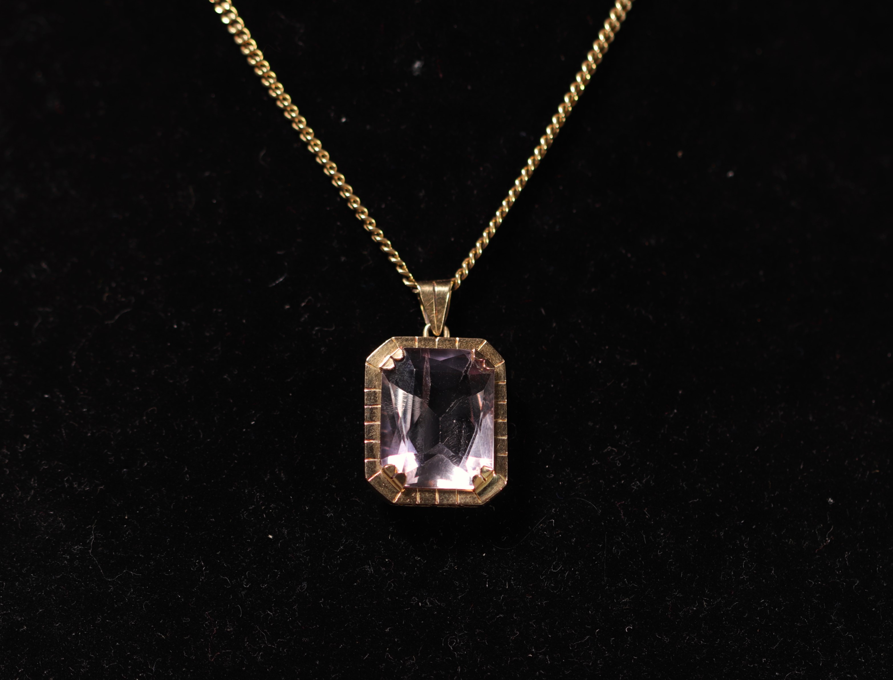 18k yellow gold pendant, octagonal-cut sapphire, total weight 28g.