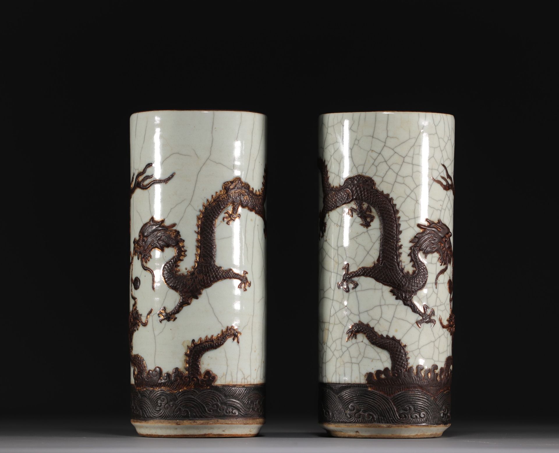 China - Pair of scroll vases decorated with dragons in relief, Qing dynasty. - Bild 2 aus 4
