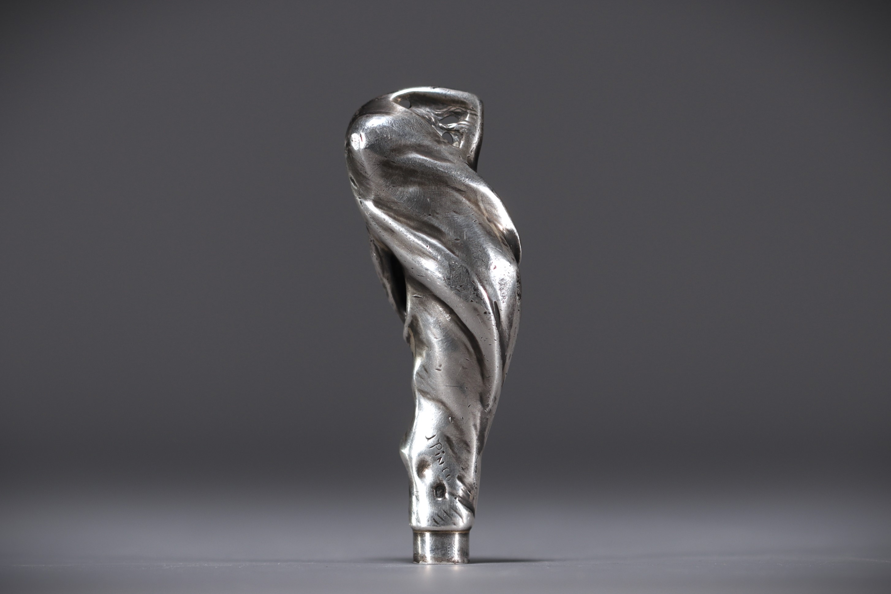 Antonio ALVES "J Pinto" - Art Nouveau cane knob representing a draped woman in solid silver. - Image 3 of 3