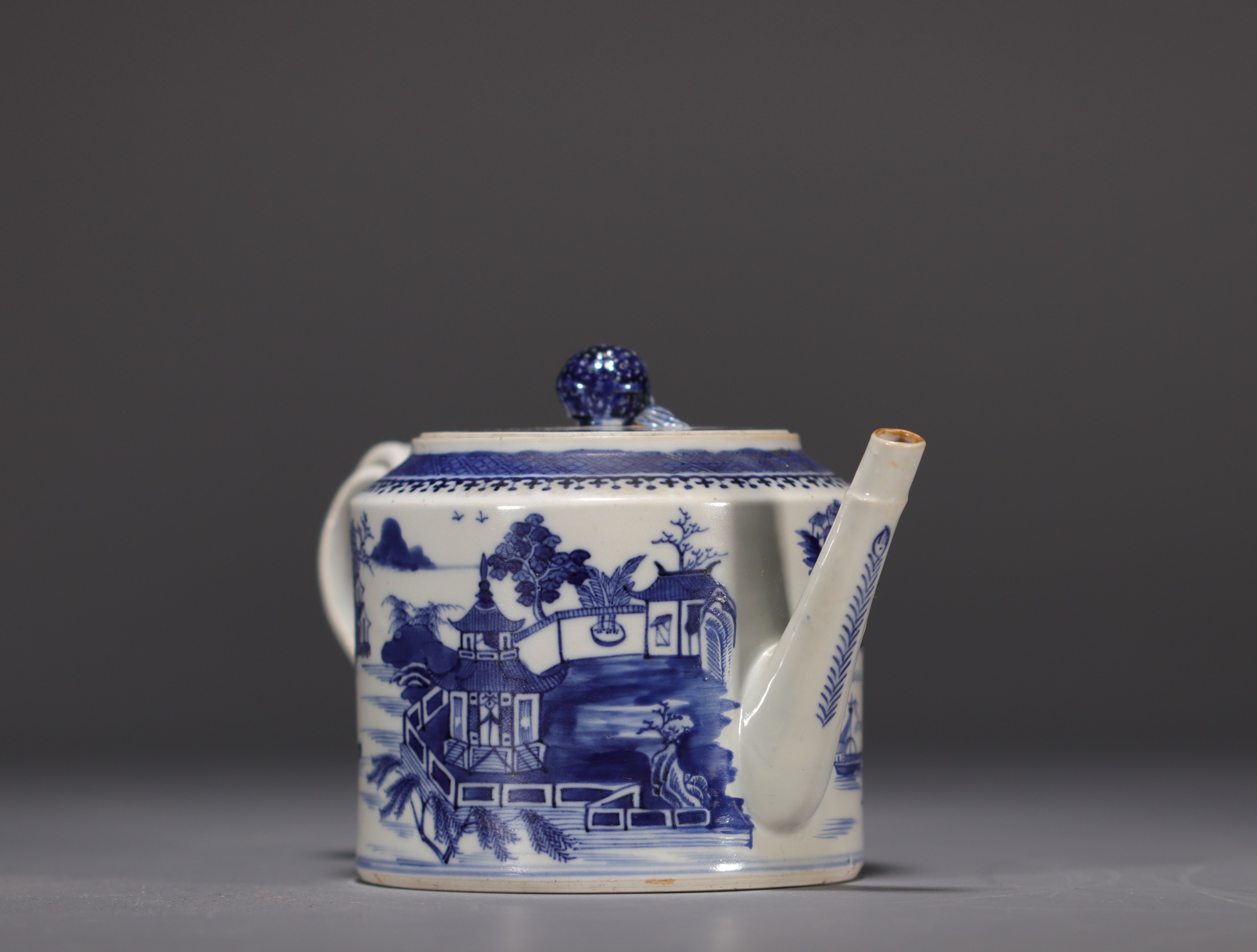 China - A white and blue porcelain teapot decorated with landscapes and a junk, 18th century. - Image 5 of 8