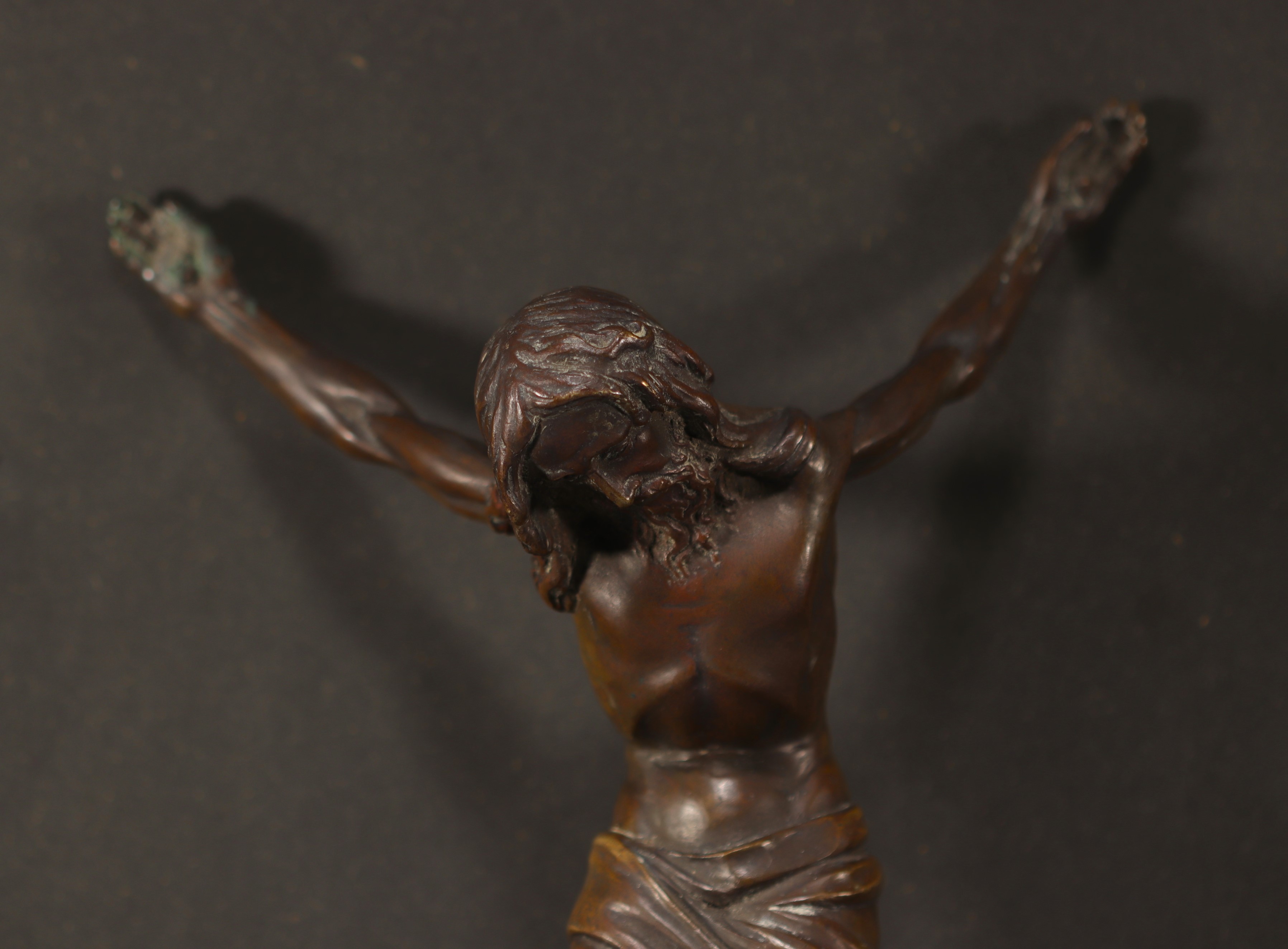 Christ in bronze with brown patina, twisted body, 18th century. - Image 2 of 2