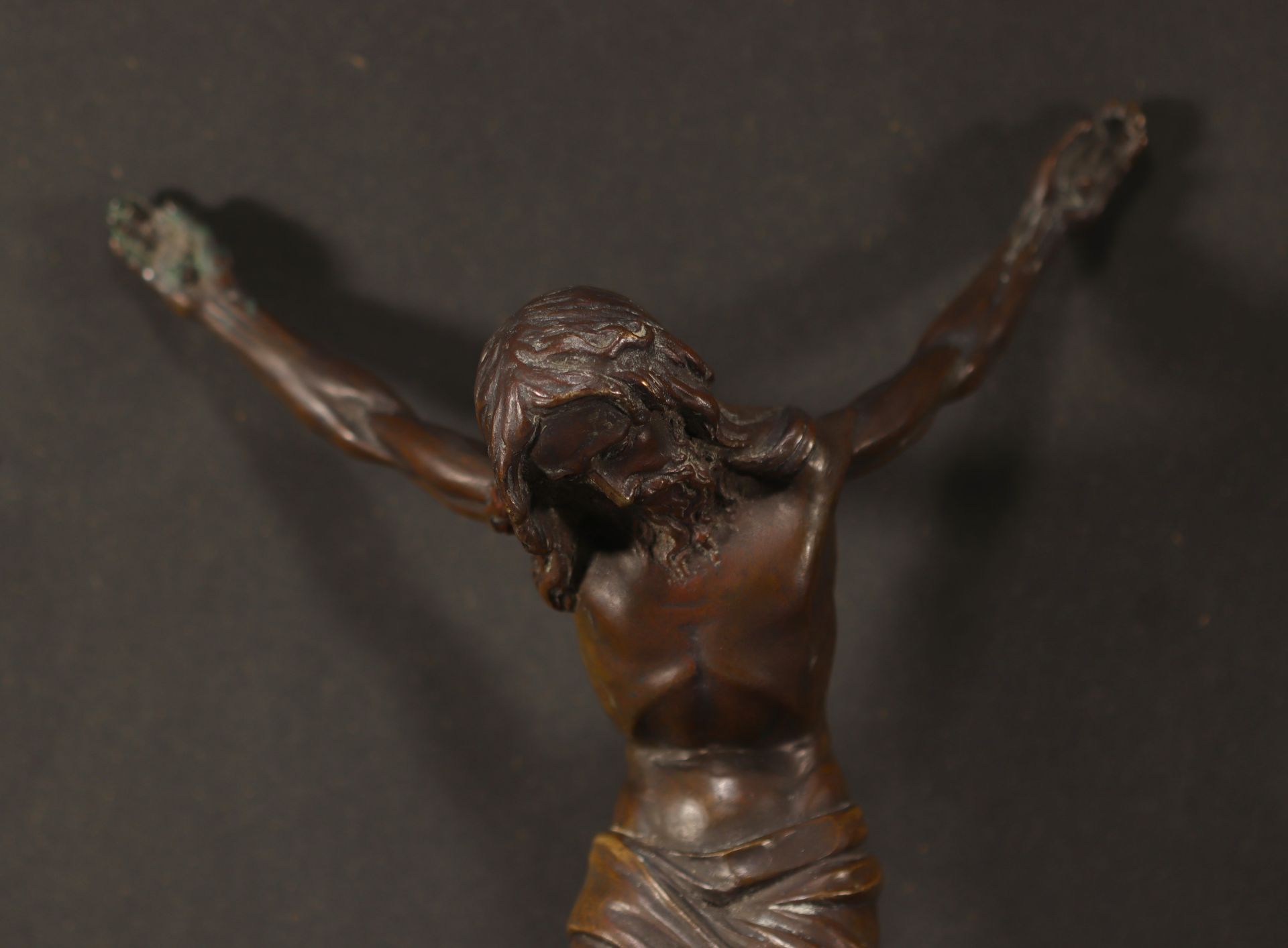 Christ in bronze with brown patina, twisted body, 18th century. - Bild 2 aus 2