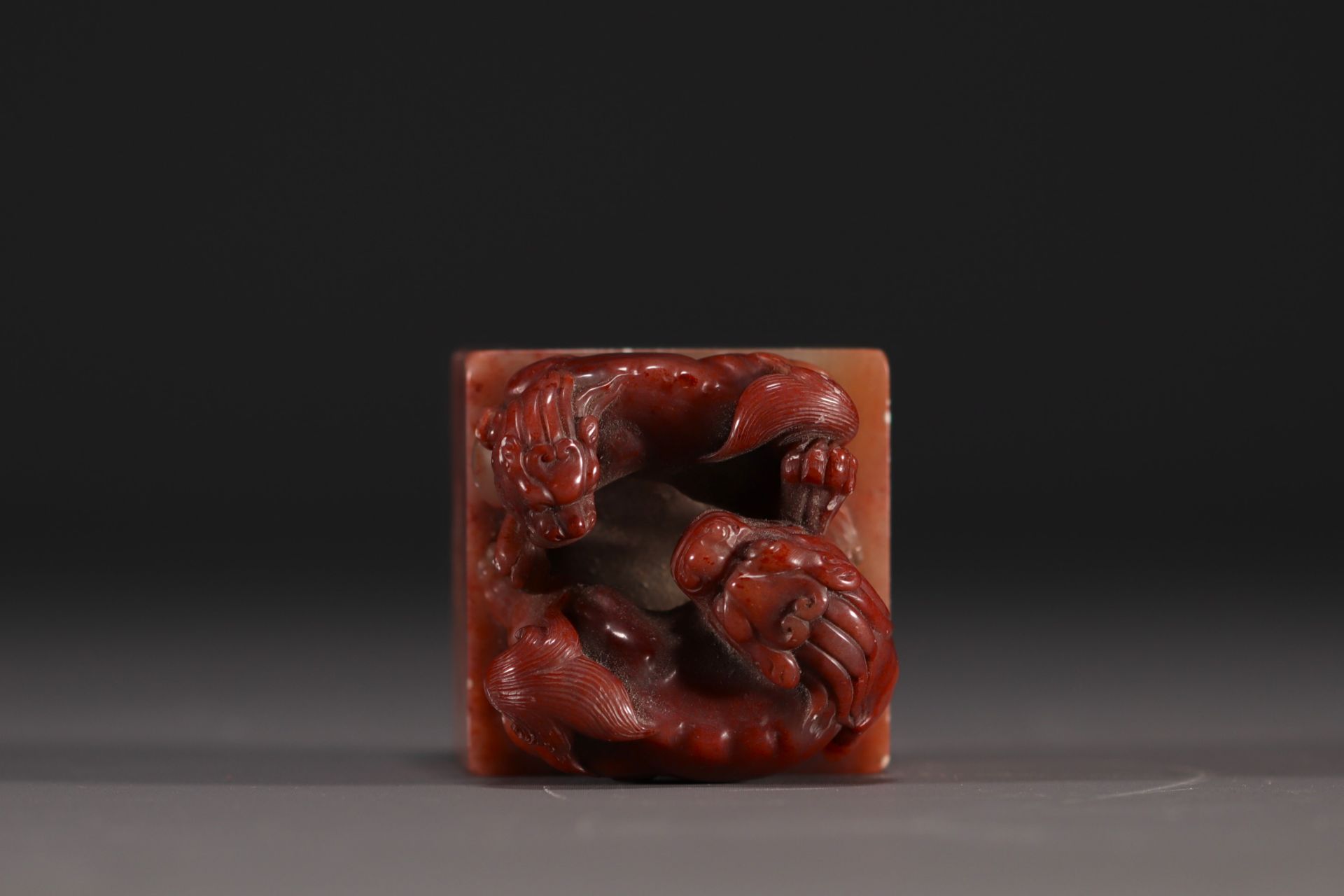 China - Carved stone seal surmounted by two lions, calligraphy, Qing period. - Bild 2 aus 9