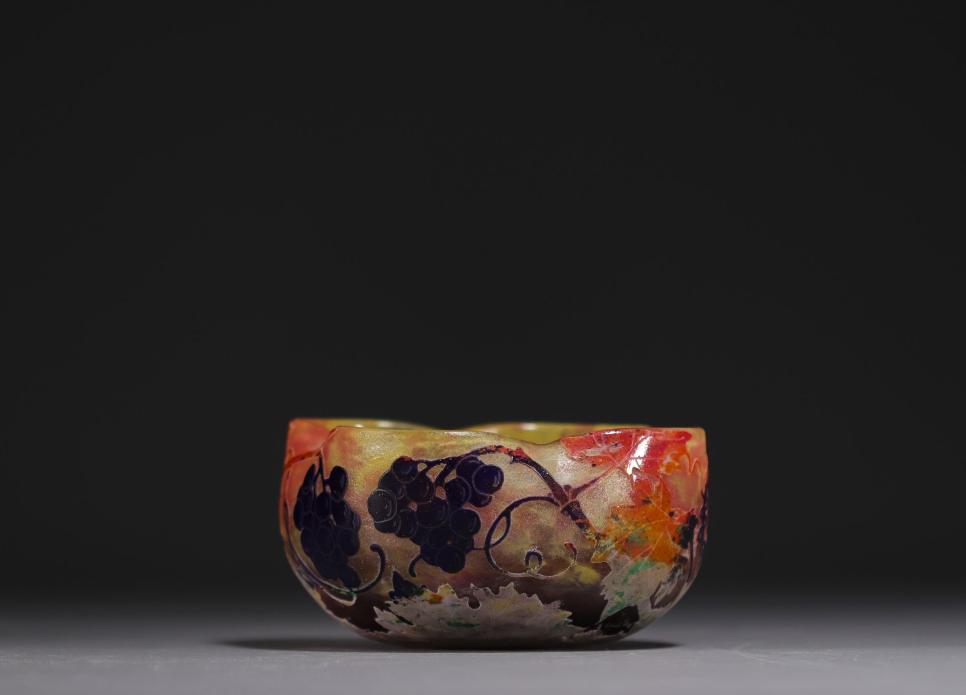 DAUM Nancy - Four-lobed bowl in acid-etched multi-layered glass decorated with bunches of grapes, si - Image 4 of 4