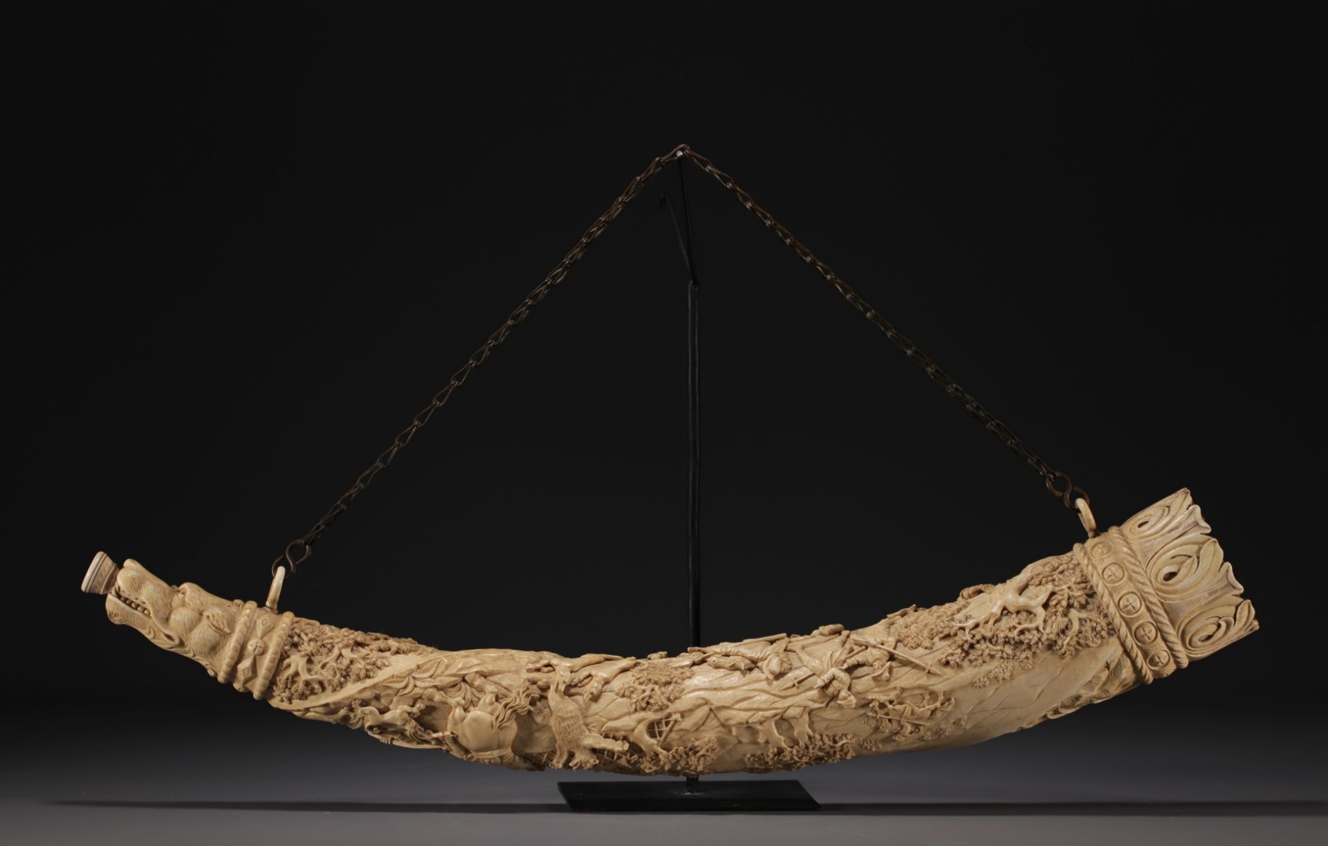 "Exceptional carved ivory hunting horn, second half of the 19th century.