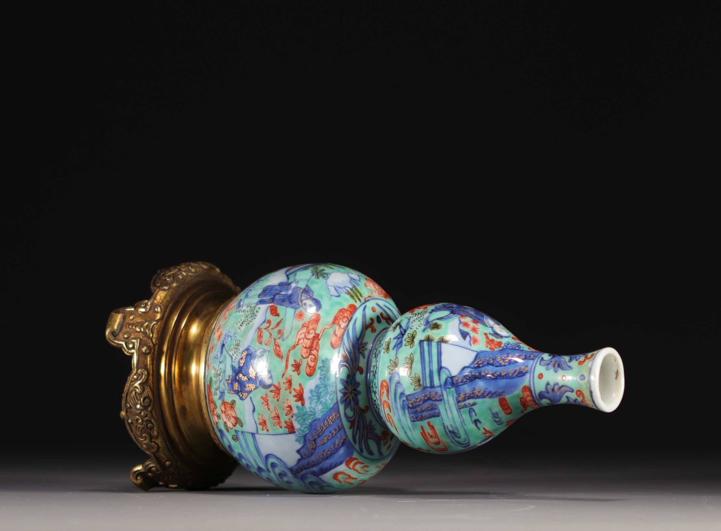 China - Porcelain double gourd vase with figures, gilt bronze mounting, Qing period. - Image 5 of 6