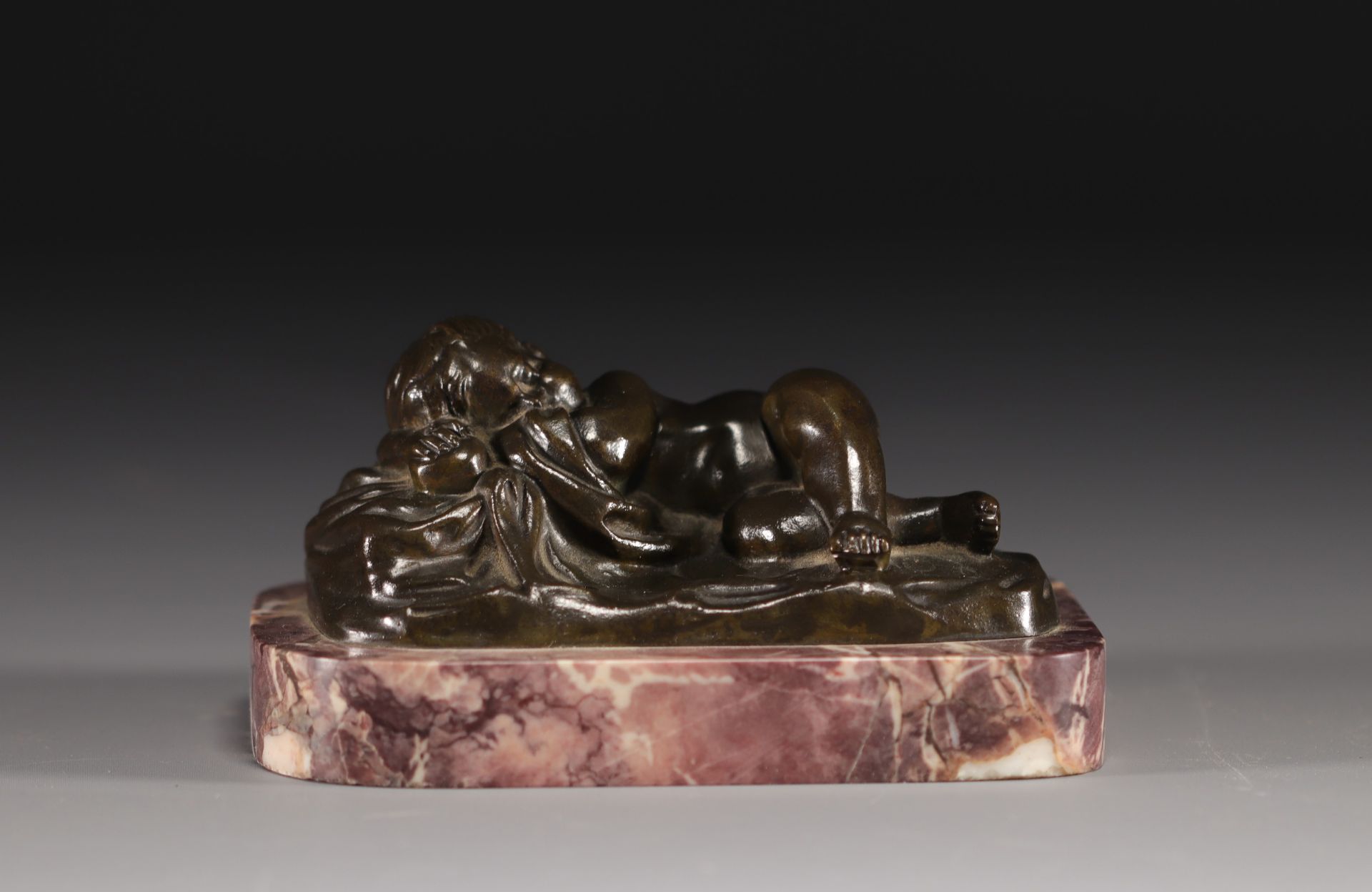 "L'enfant endormi" Small bronze, French school, 19th century. - Bild 4 aus 4