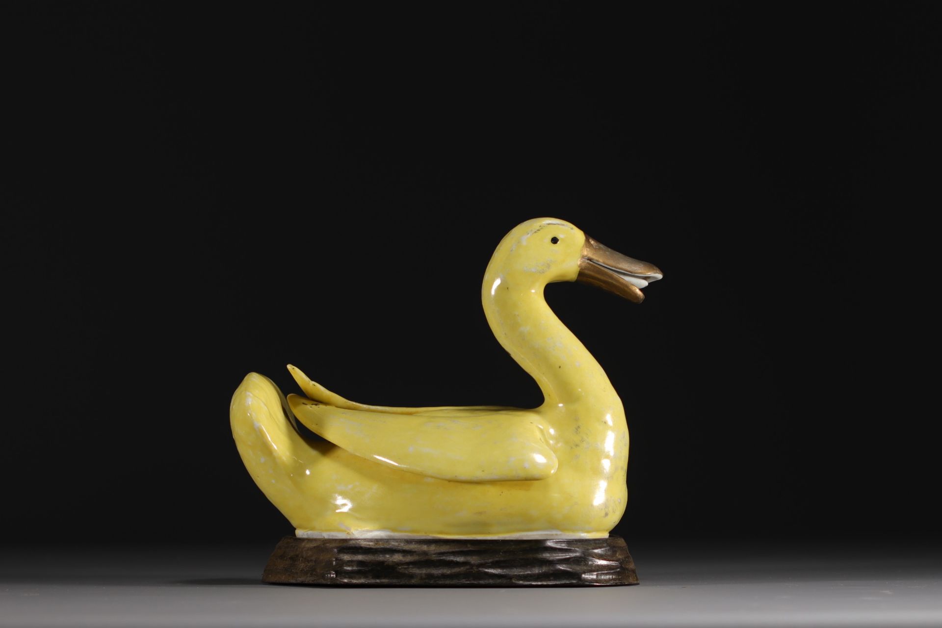 China - Yellow porcelain duck on wooden base, Qing period. - Bild 3 aus 4