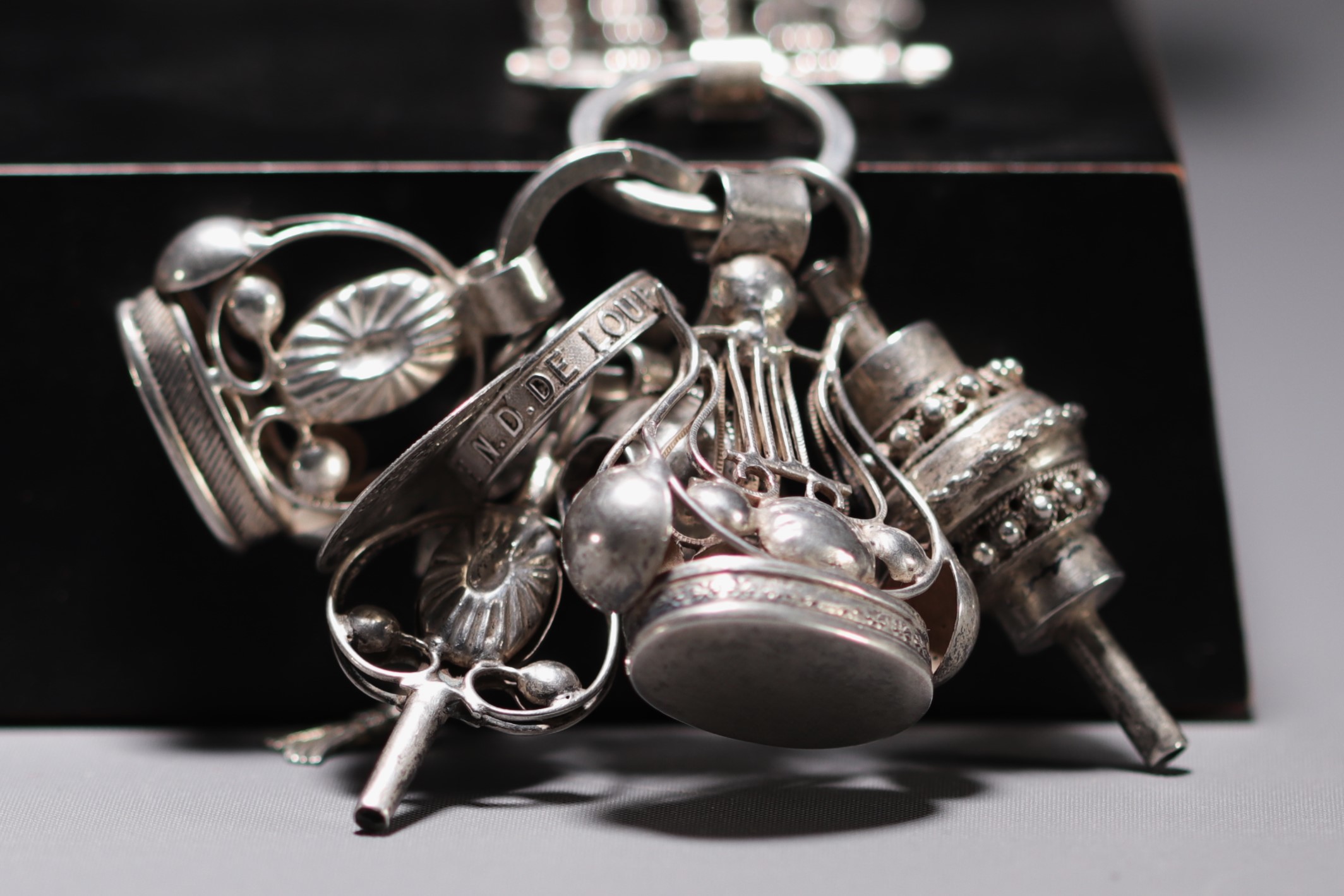 Magnificent large silver chatelaine decorated with various charms, Dutch hallmarks and others. - Image 4 of 5