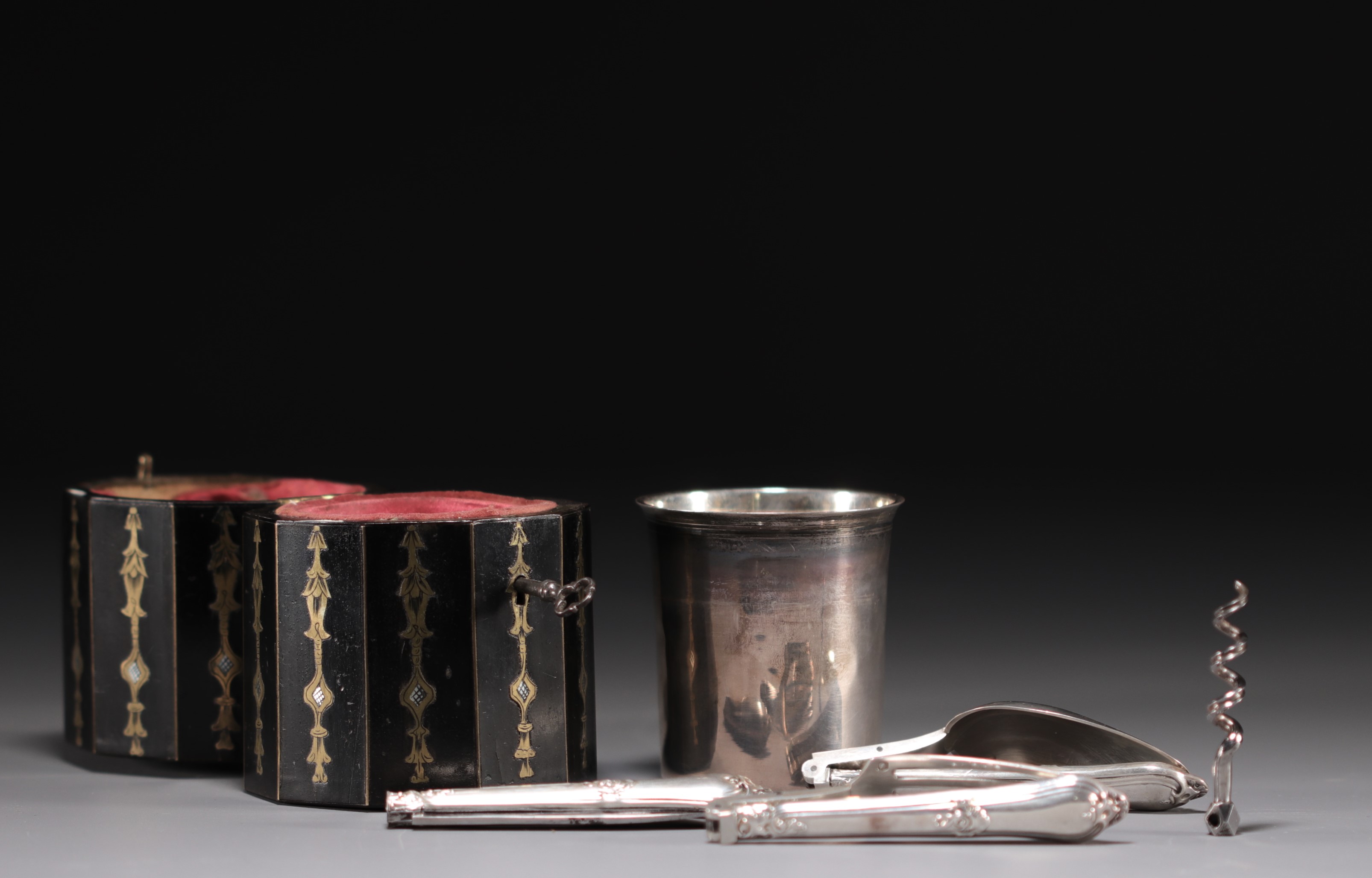 Rare veneered and marquetry travel box, silver cutlery and tumbler, 19th century. - Image 2 of 6