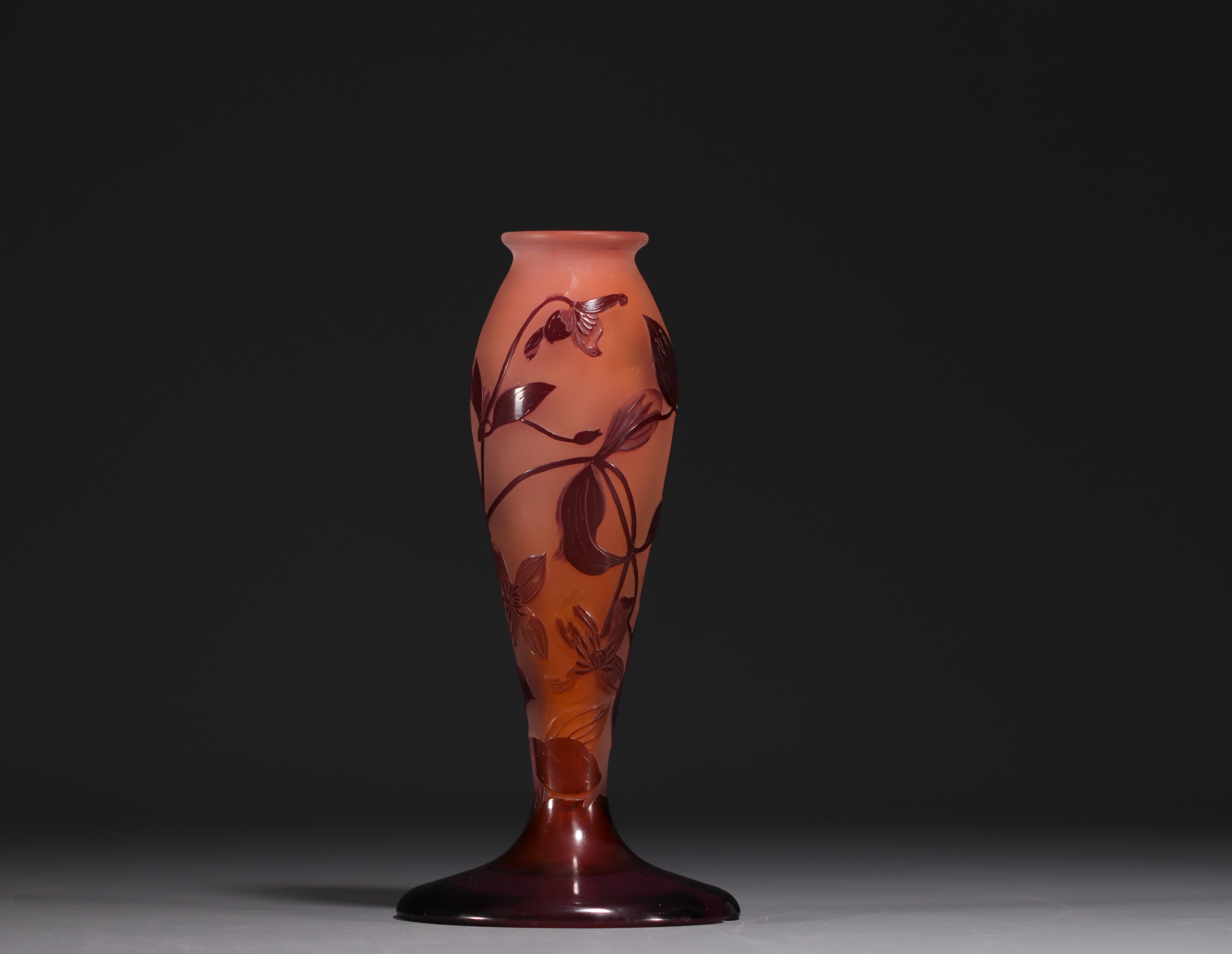 Emile GALLE (1846-1904) Acid-etched multi-layered glass lamp base in shades of orange-pink with flor - Image 3 of 3