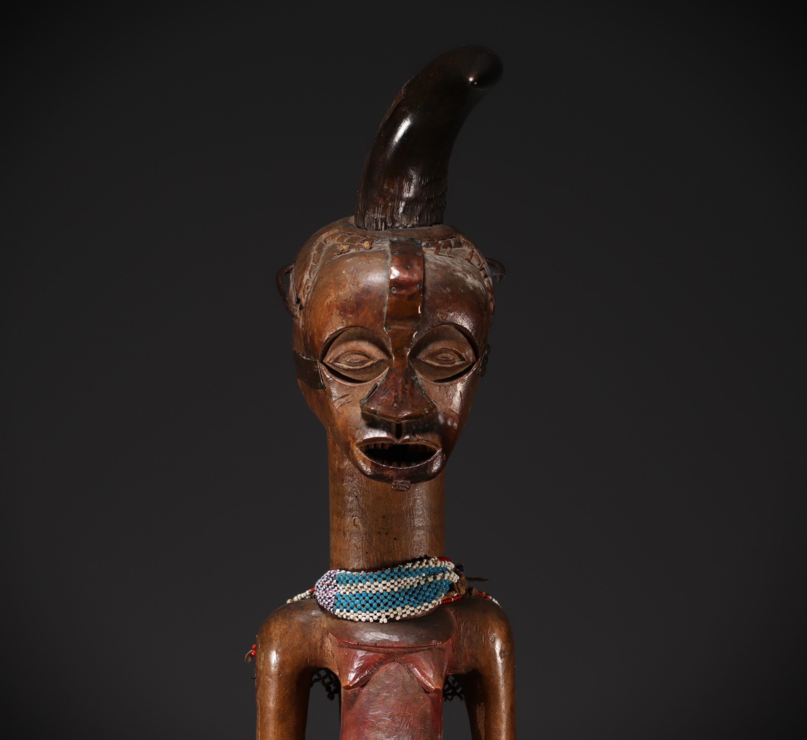 Important SONGYE male statue from the TSHOFA region, collected around 1900. - Image 4 of 9