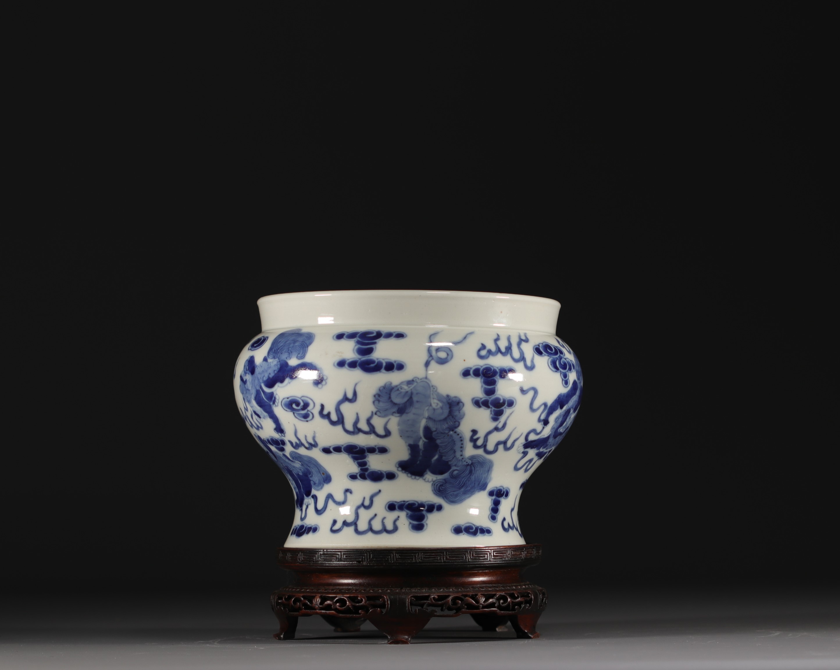 China - A blue-white porcelain vase decorated with lions, Kangxi mark. - Image 3 of 7