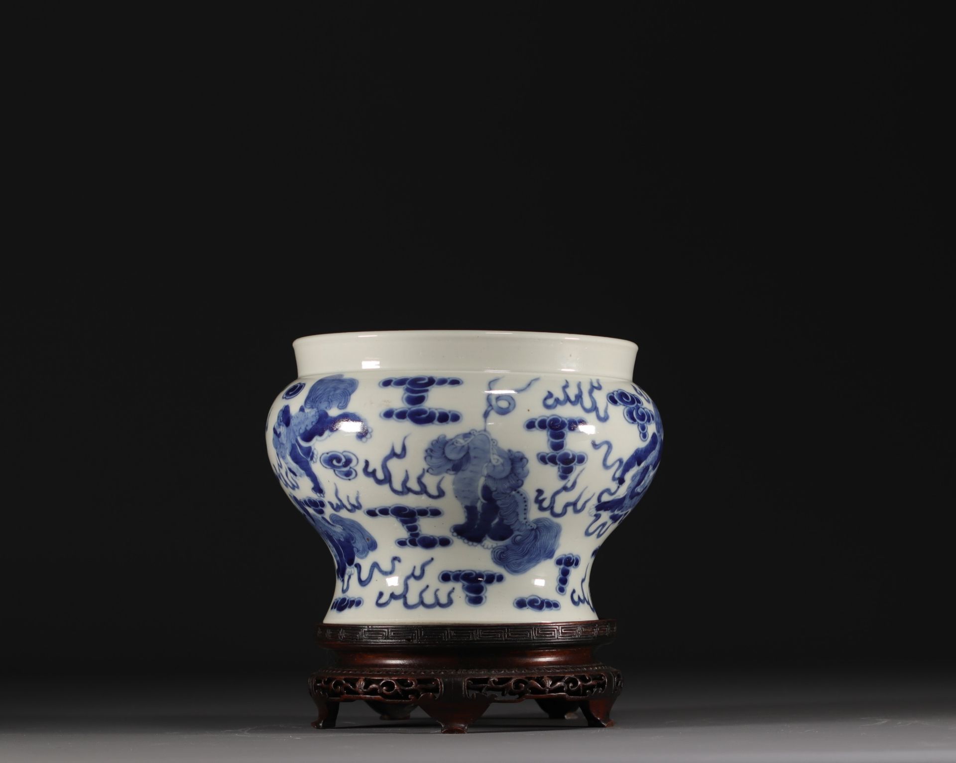 China - A blue-white porcelain vase decorated with lions, Kangxi mark. - Bild 3 aus 7