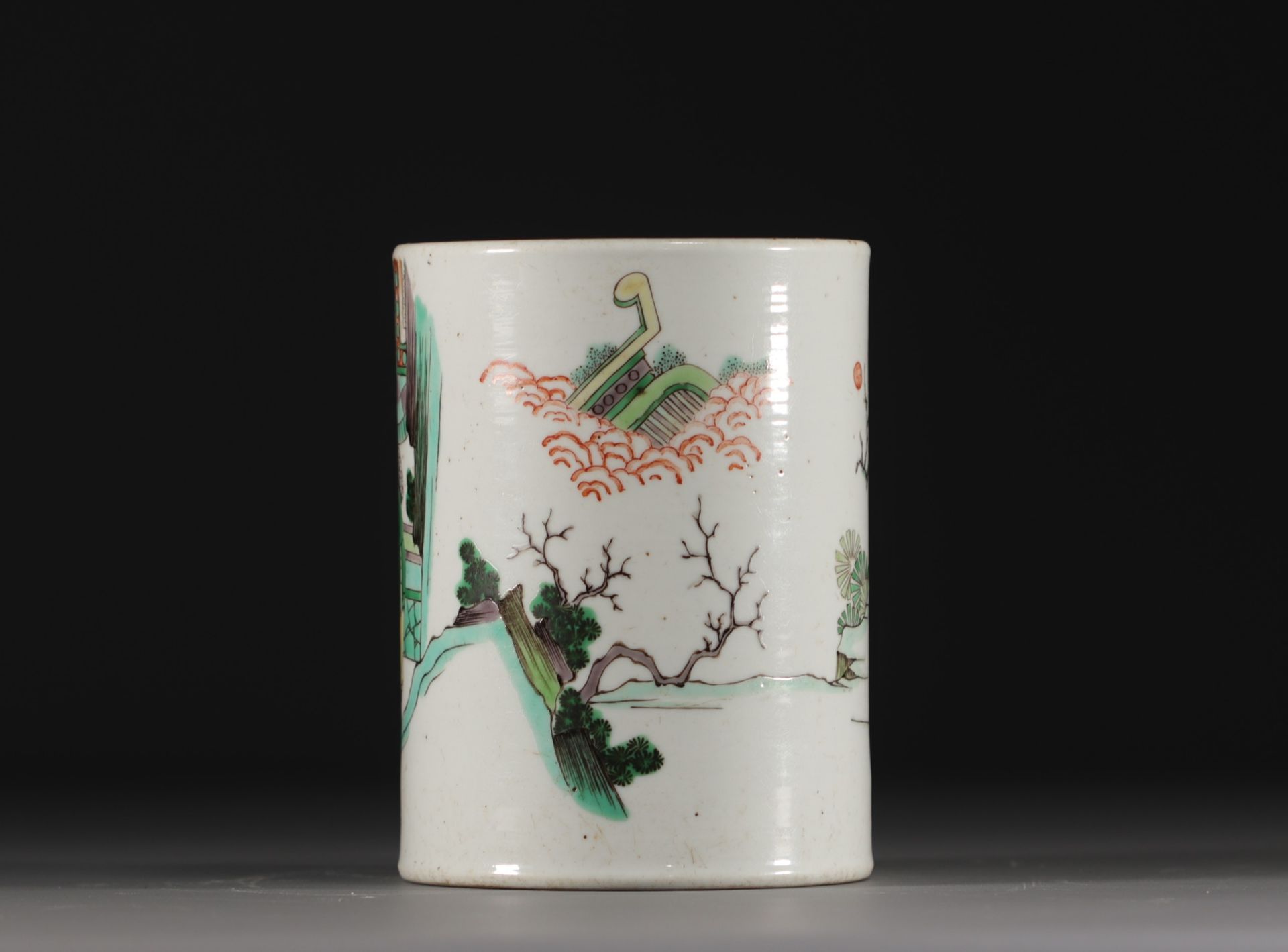 China - Green family porcelain brush pot decorated with figures and landscapes, Kangxi. - Bild 3 aus 7