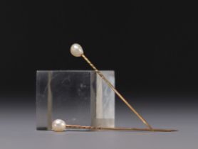 Set of two hatpins in 18k yellow gold and cultured pearls, total weight 2gr.