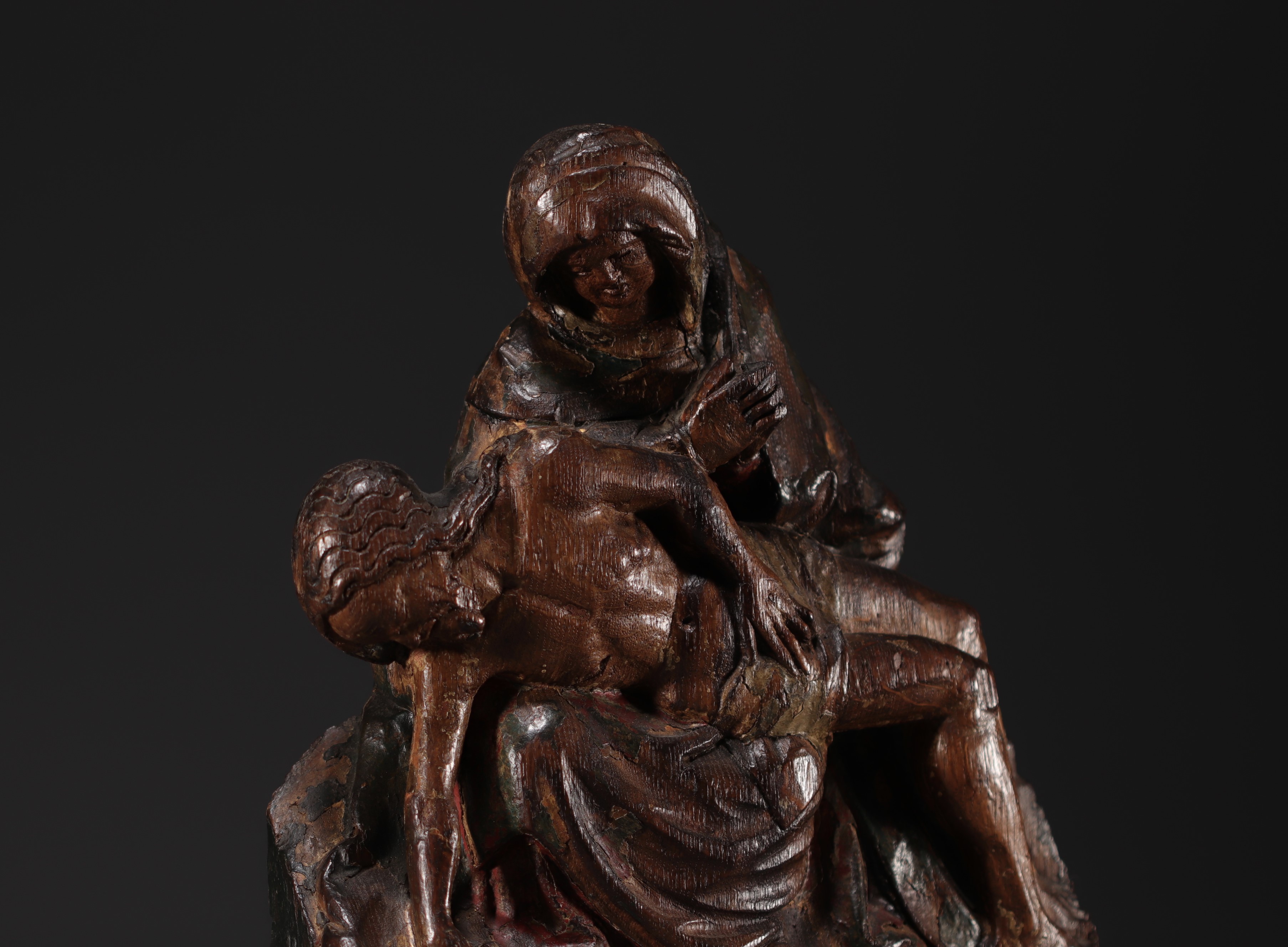 "Virgin Mary in Sorrow" Pieta in carved wood, trace of polychromy, circa 1500. - Image 2 of 2