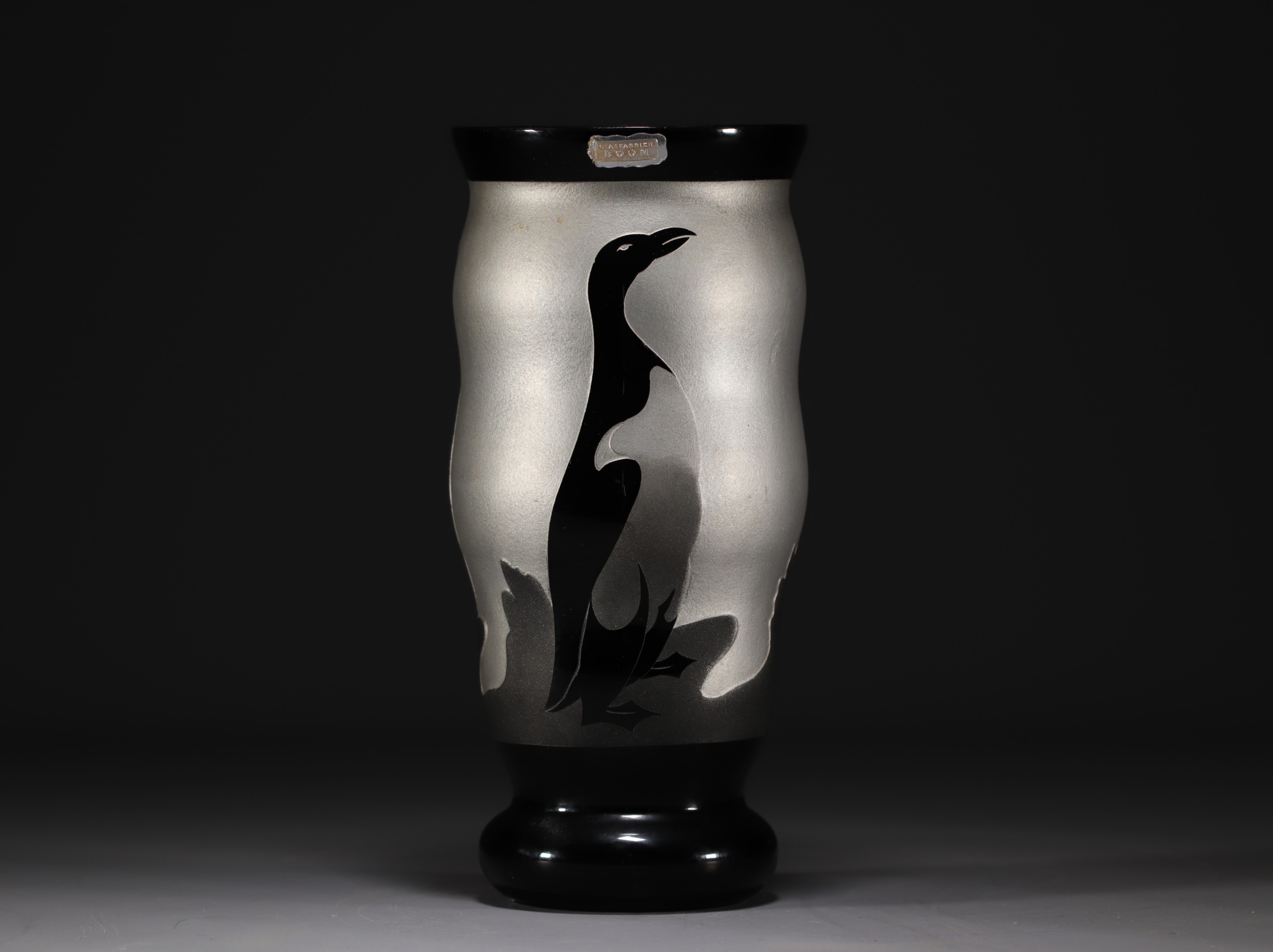 ArtVer - Glasfabriek in Boom, acid-etched vase decorated with penguins, Art Deco period. - Image 3 of 4