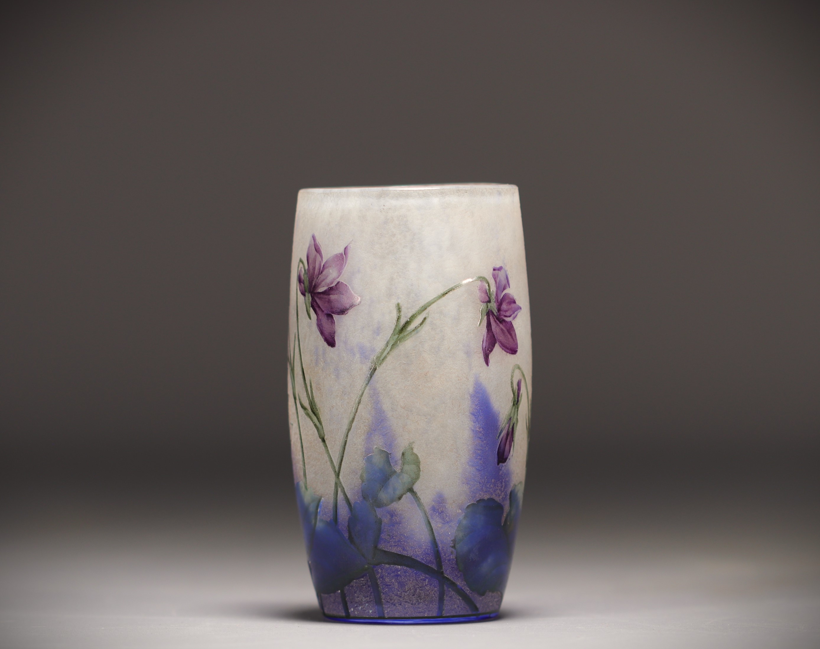 DAUM Nancy - Small enamelled multi-layered glass vase with violets design, signed. - Image 3 of 5