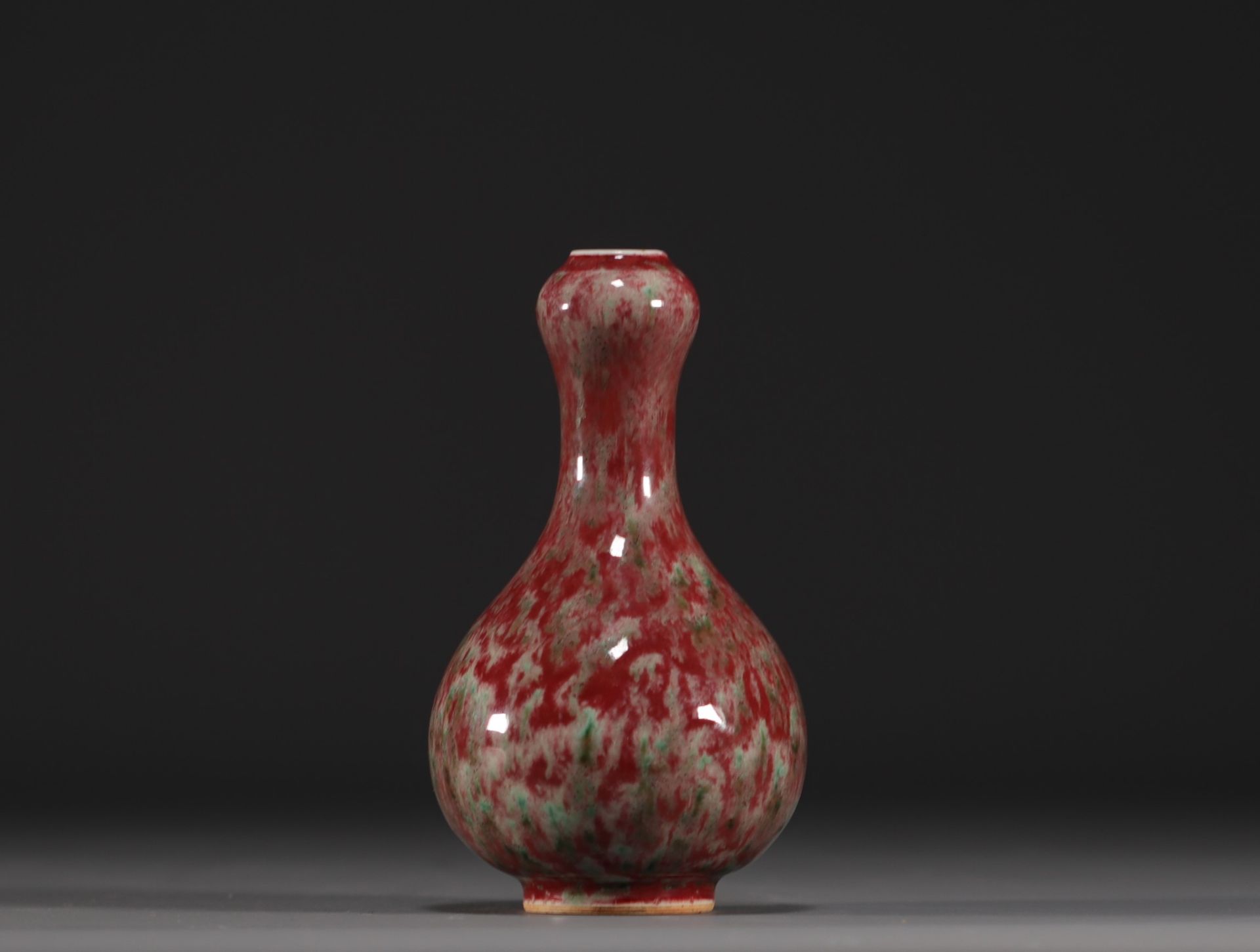 China - Flamed oxblood glaze porcelain vase, circle mark. - Bild 2 aus 3