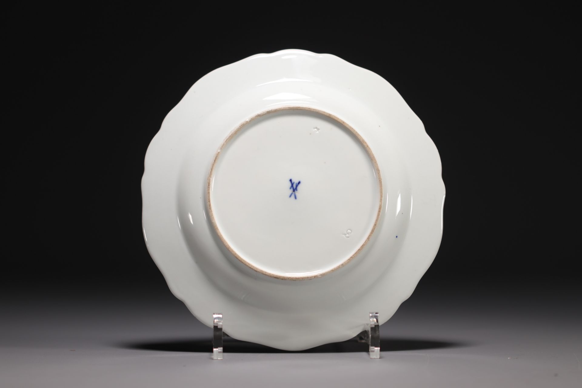 Meissen - Fine porcelain plate decorated with a figure, blue mark with crossed swords. - Image 2 of 2