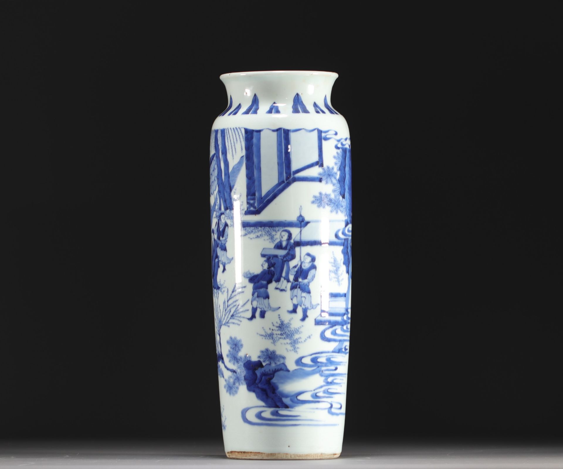 China - Large blue-white porcelain vase with figures, Transition period. - Image 3 of 9