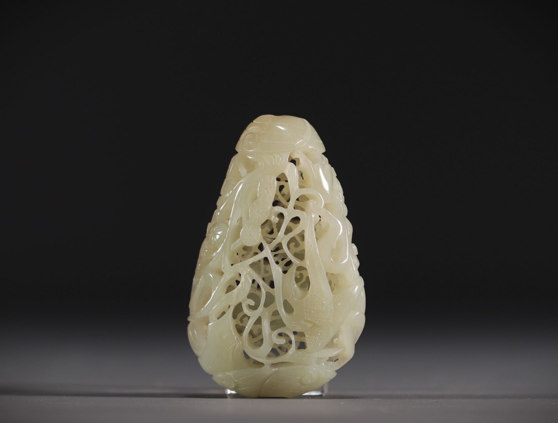 China - Carved and openworked white jade pendant with animal decoration, 18th century. - Bild 2 aus 3