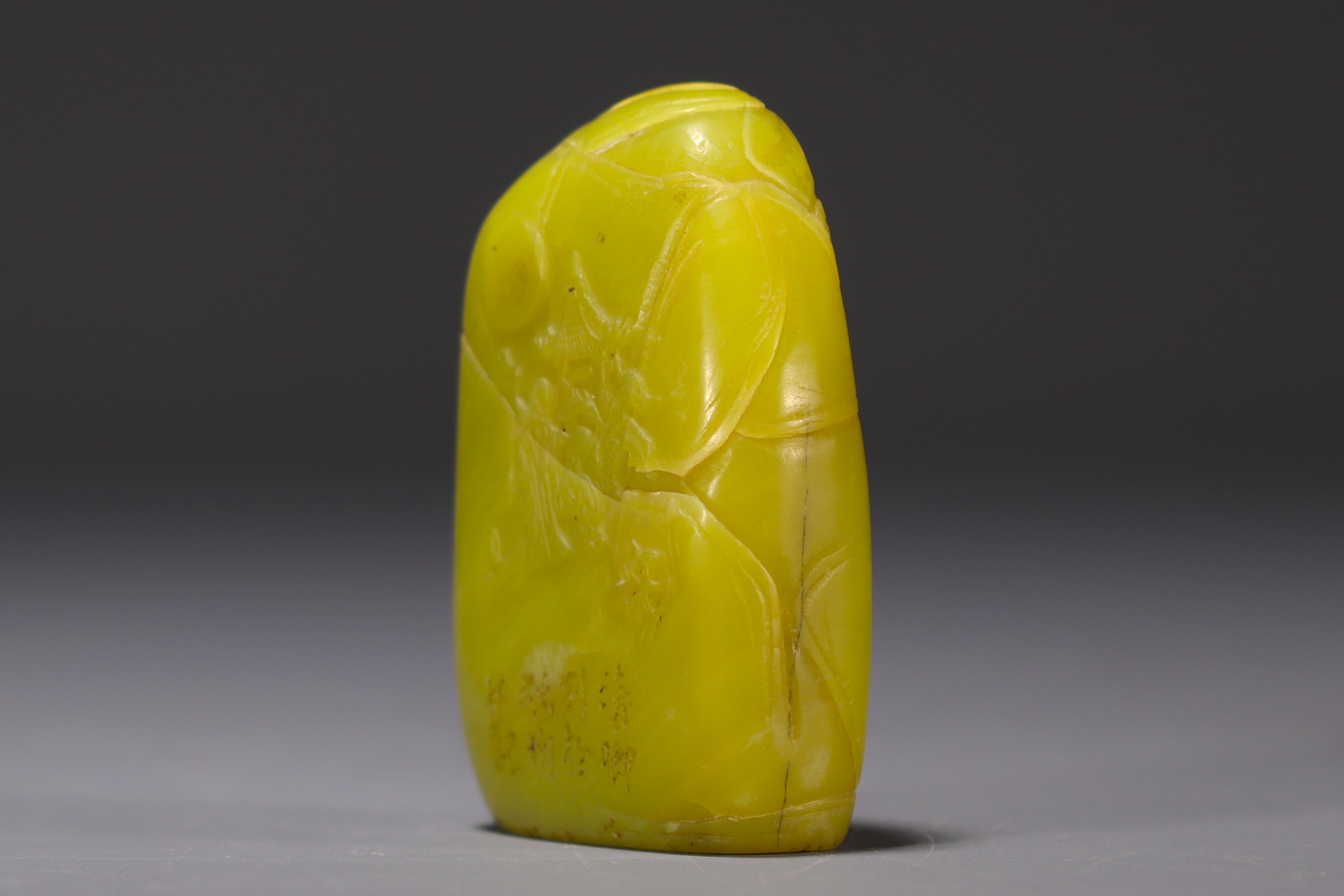 China - Yellow stone seal carved with a figure in a landscape and engraved with a poem. - Image 2 of 5