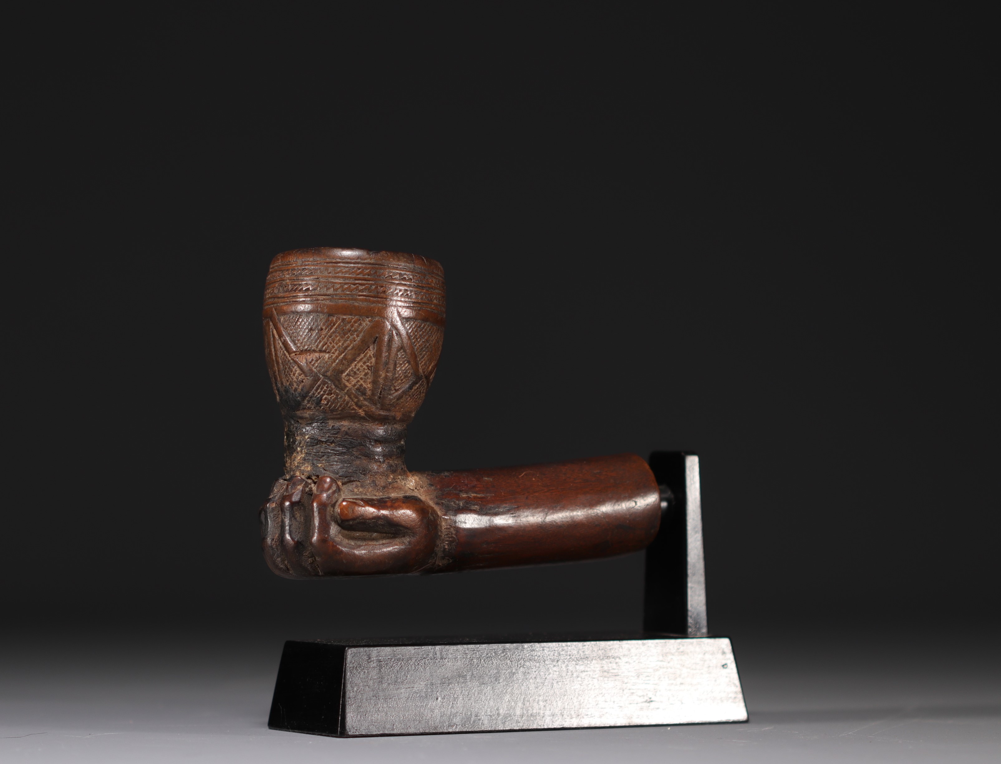 Kuba pipe, shaft supported by a hand carved wood, brown patina - Provenance: Kellim Brown