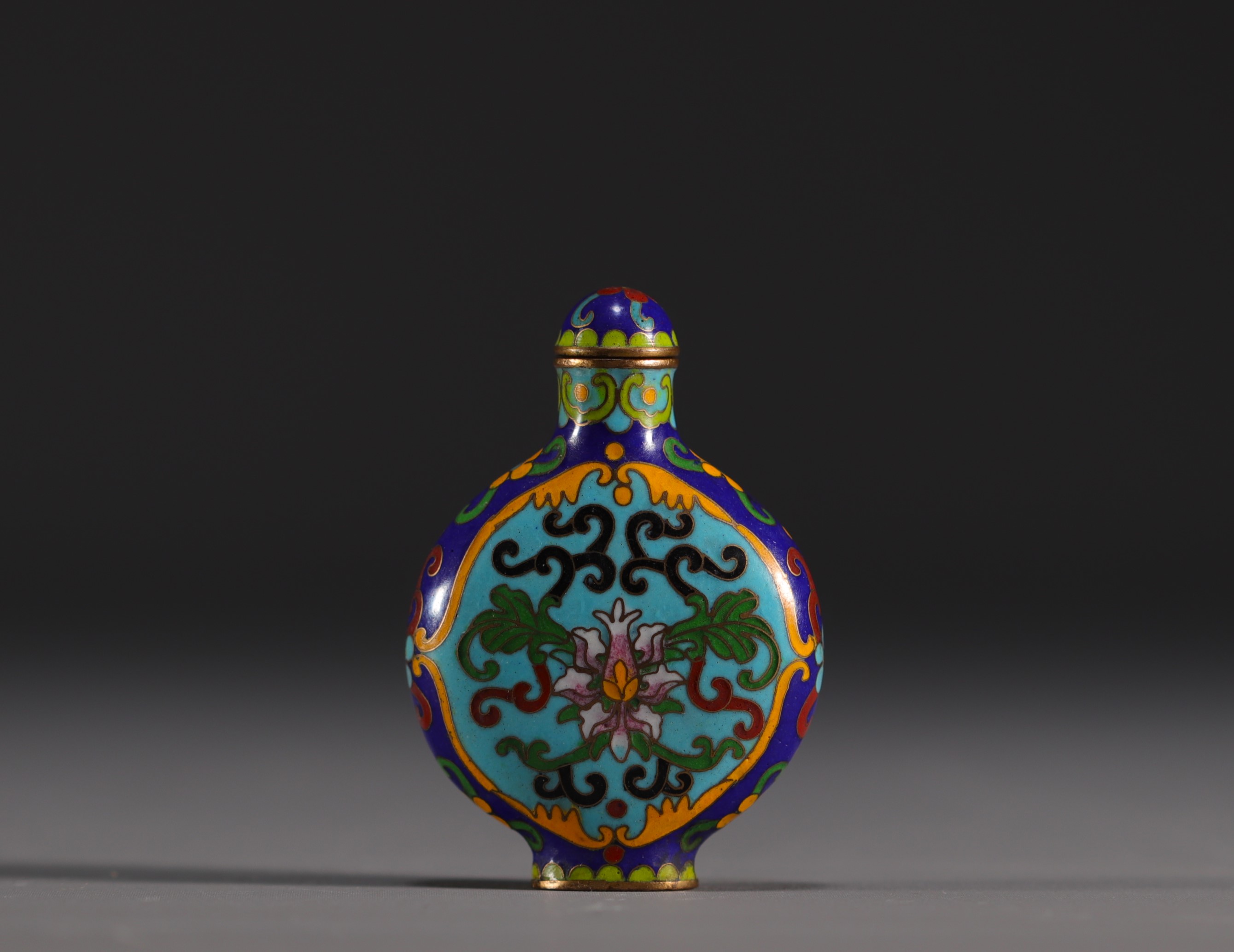 China - Cloisonne enamel snuffbox with floral decoration. - Image 2 of 3