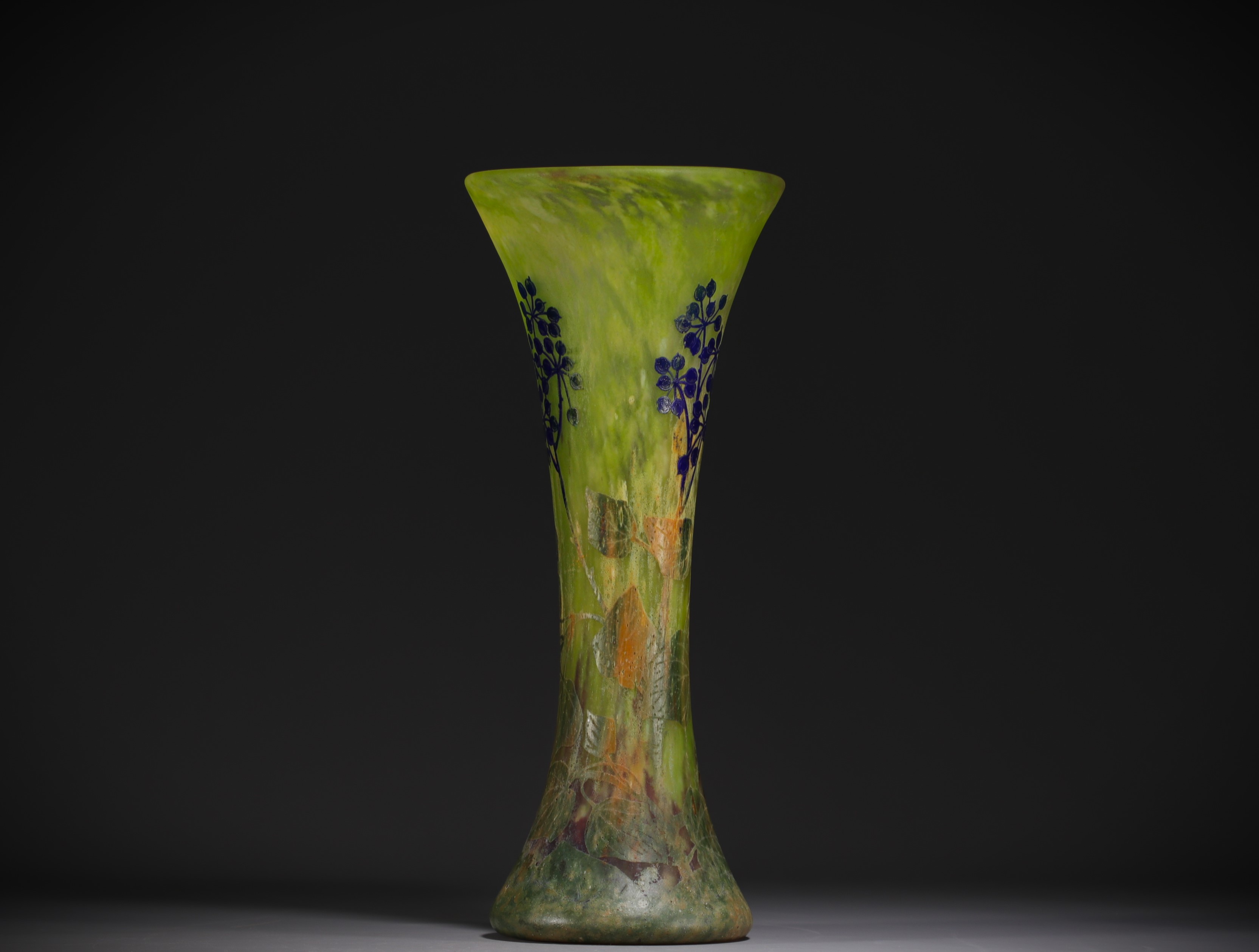 DAUM Nancy - Large multi-layered glass vase with acid-etched decoration of berries on a green marmor - Bild 2 aus 3