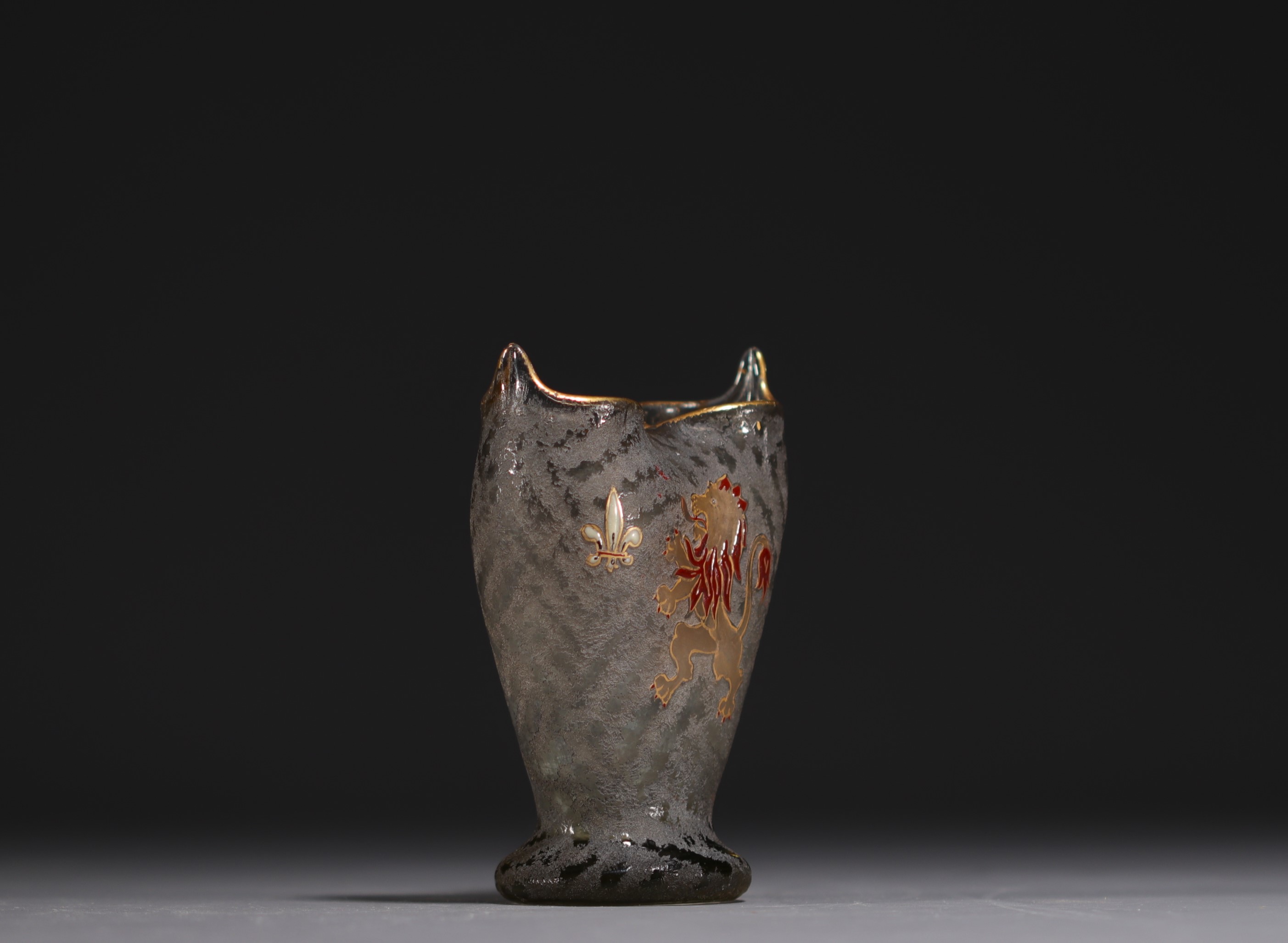 DAUM Nancy - Rare acid-etched and enamelled glass vase with lion and fleur-de-lys design, signed und - Image 3 of 5