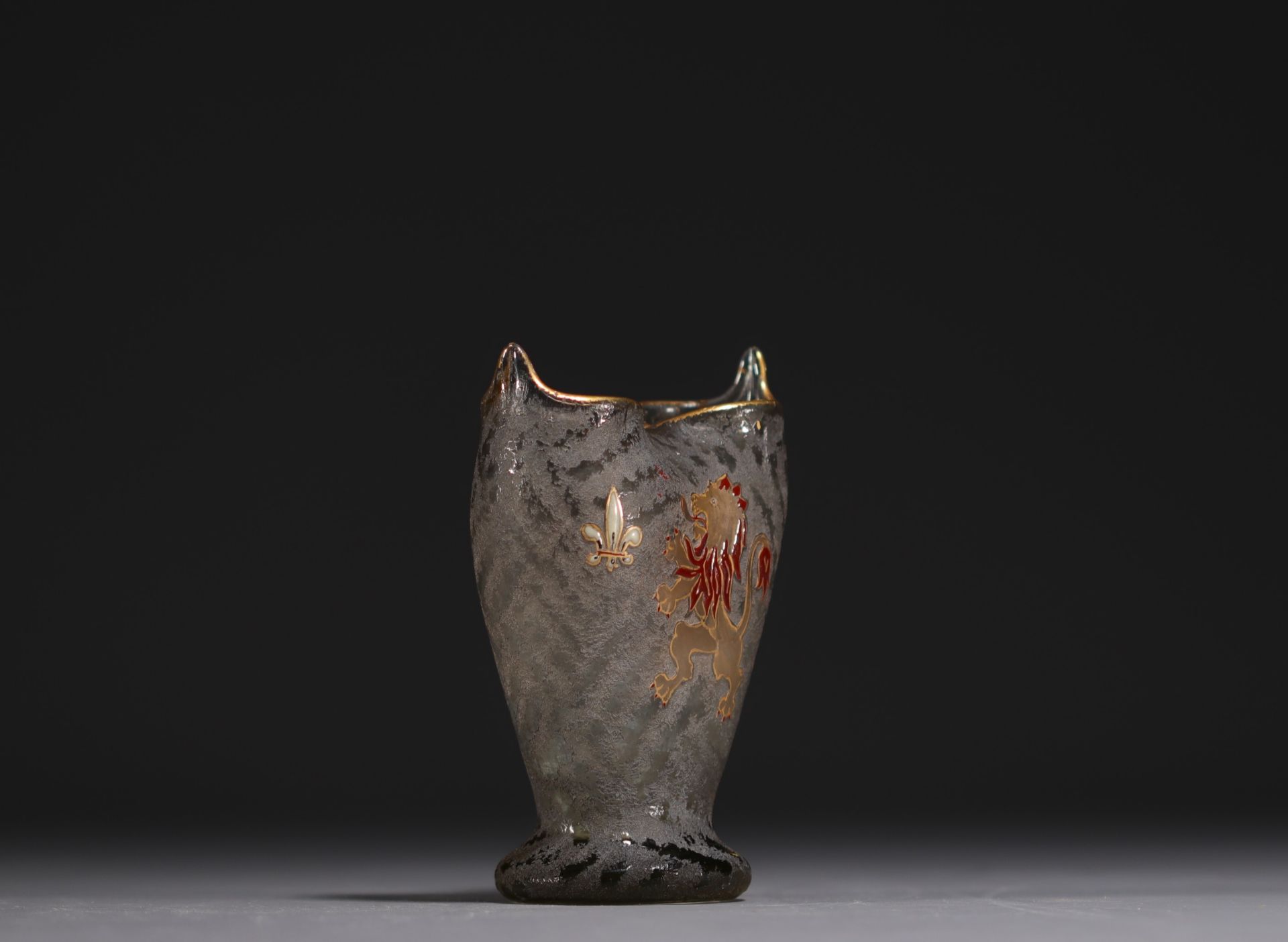 DAUM Nancy - Rare acid-etched and enamelled glass vase with lion and fleur-de-lys design, signed und - Bild 3 aus 5