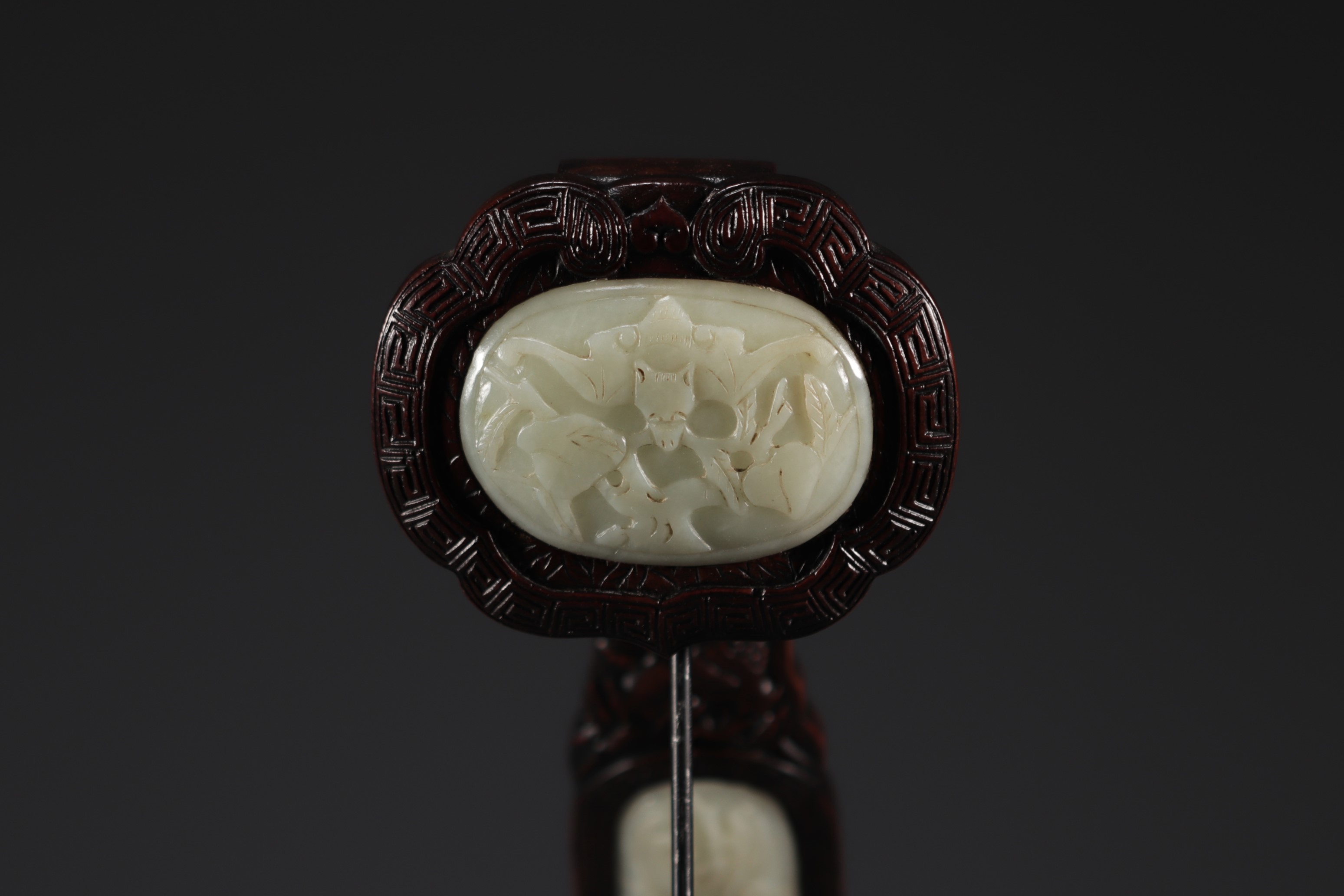 China - Large Ruyi scepter in carved Zitan wood and celadon jade, decorated with bats and peaches. - Image 3 of 5