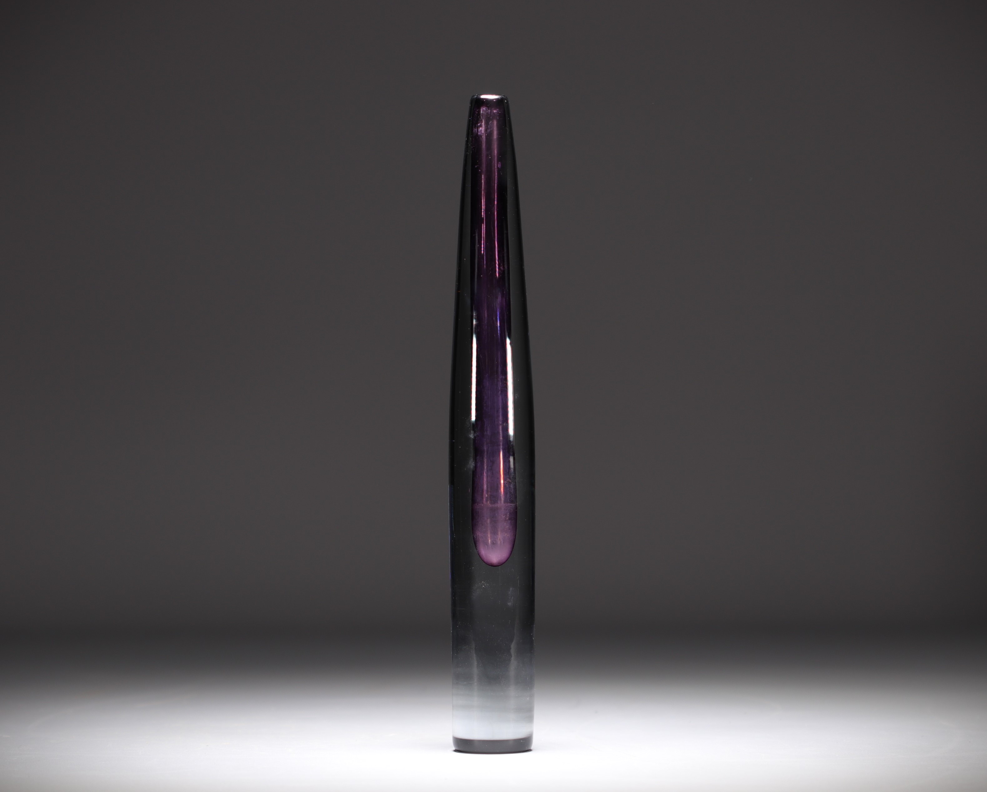 Asta STROMBERG (1916-1995) "Sputnik" Soliflore vase in violet blown glass, circa 1960. - Image 2 of 4