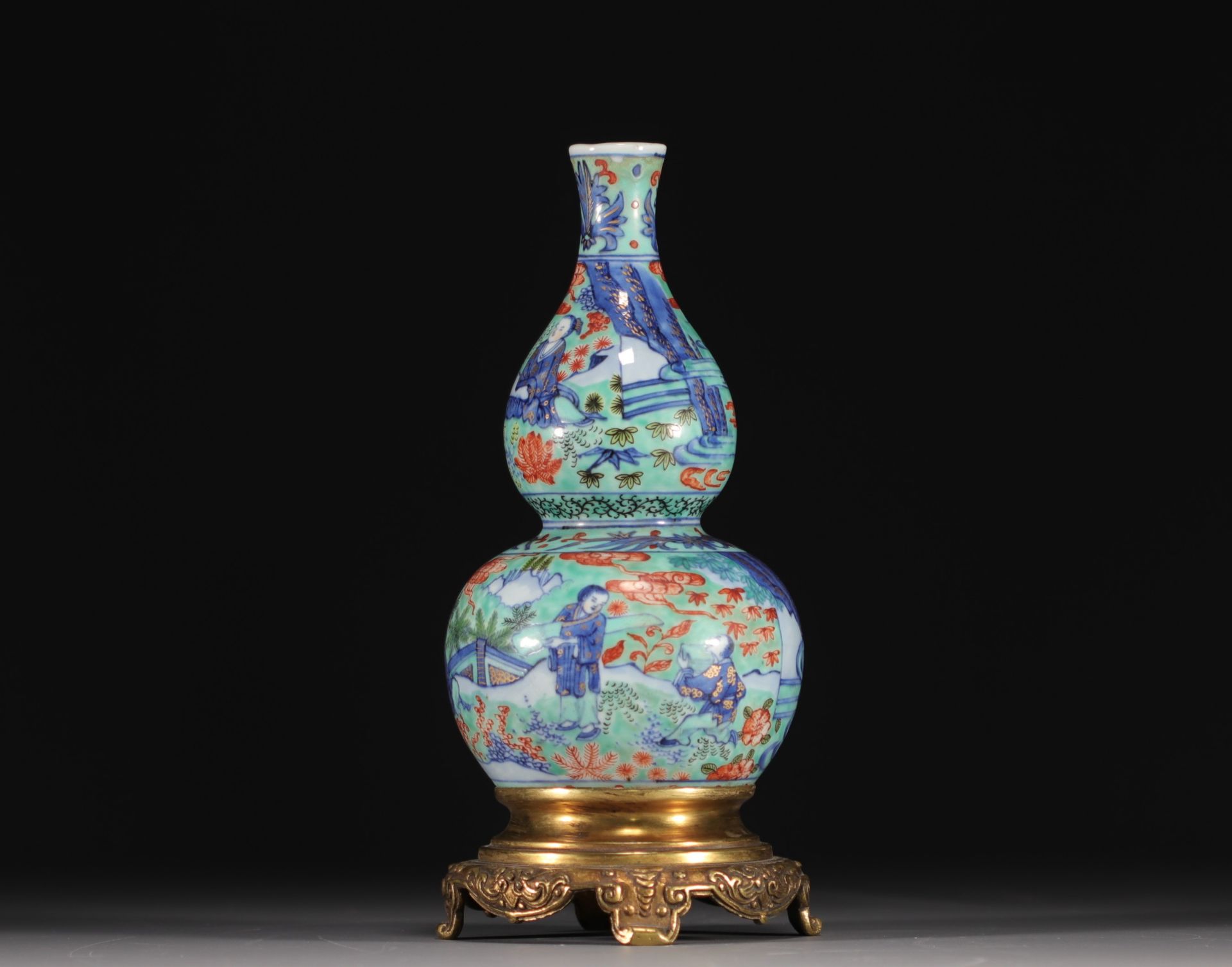 China - Porcelain double gourd vase with figures, gilt bronze mounting, Qing period. - Image 3 of 6
