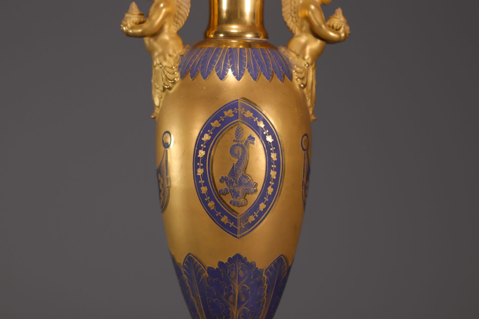 A rare royal blue and gold porcelain Empire baluster vase, first half of the 19th century. - Bild 9 aus 9