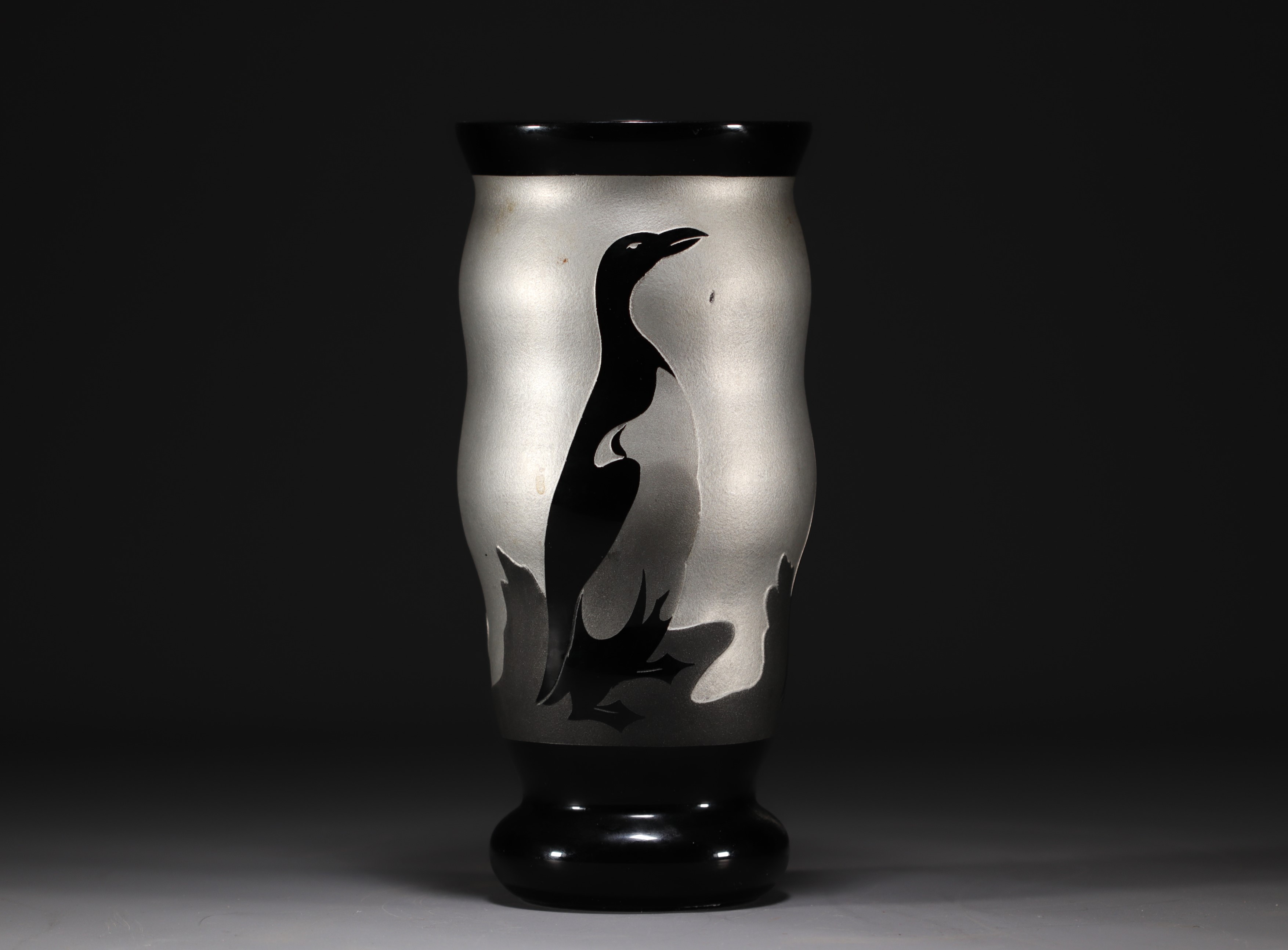ArtVer - Glasfabriek in Boom, acid-etched vase decorated with penguins, Art Deco period. - Image 2 of 4